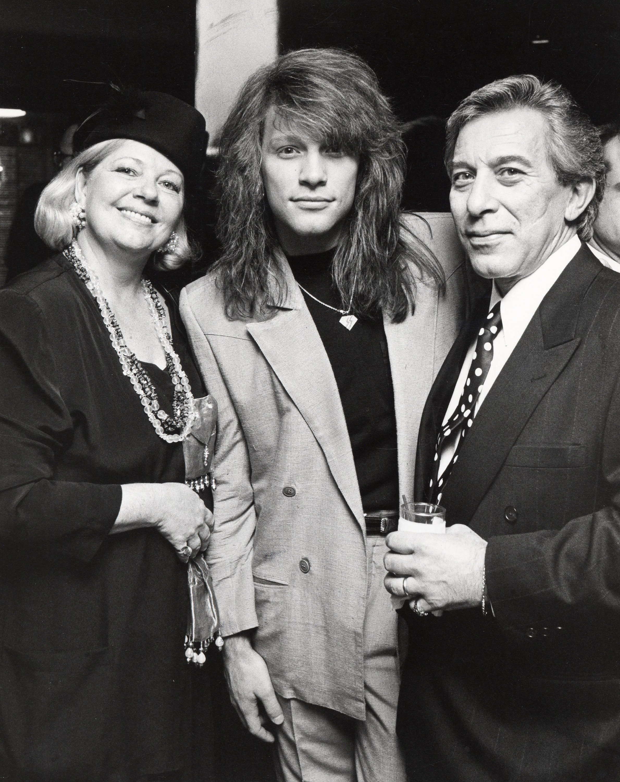 El músico y sus padres Carol Bongiovi y John Bongiovi en la 3ª edición de los premios Silver Clef Award Honors Bon Jovi en noviembre de 1990 | Fuente: Getty Images