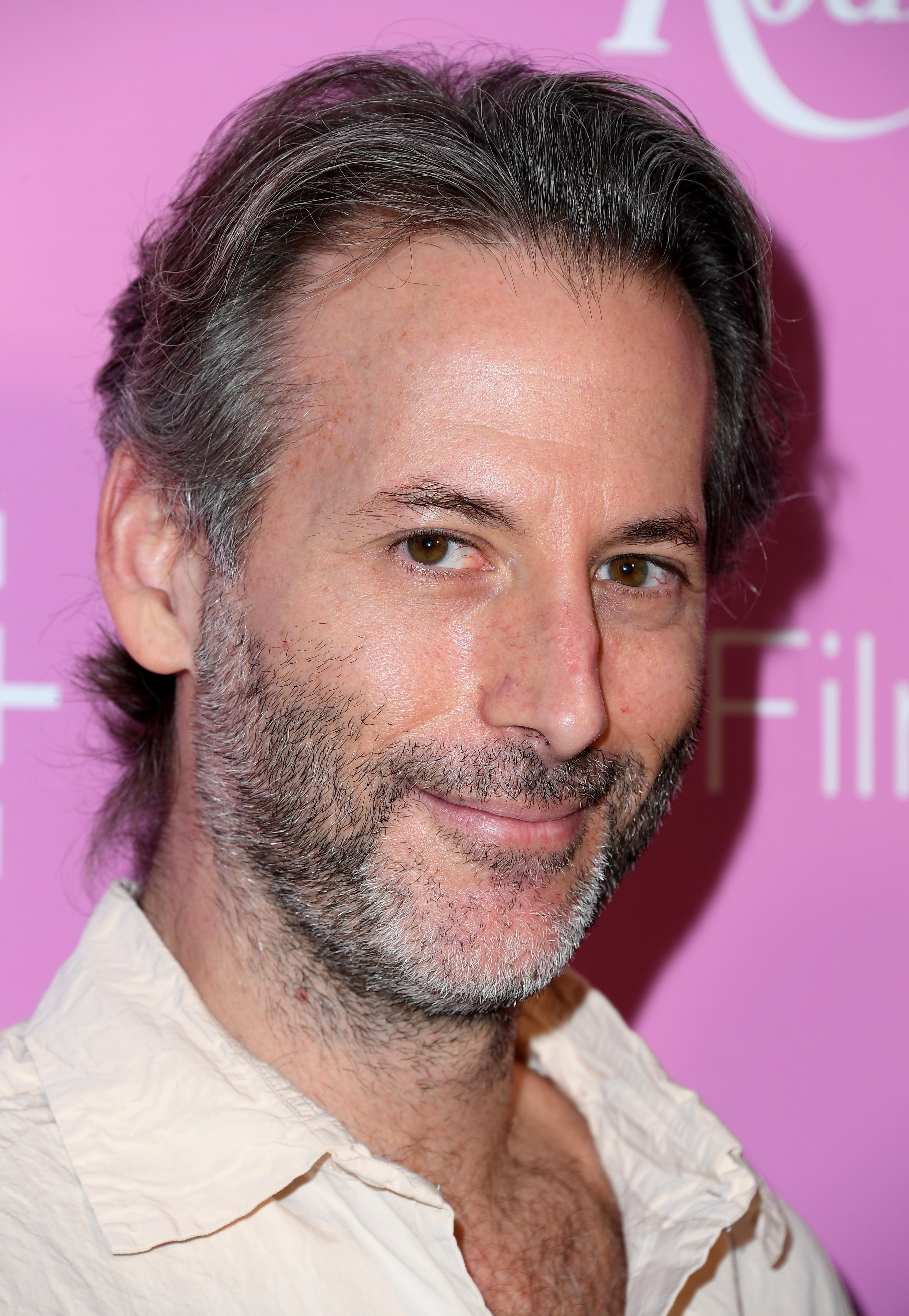 Jeff Baena posa en la alfombra roja durante la proyección especial de IFC Films "Spin Me Round" el 17 de agosto de 2022, en West Hollywood | Fuente: Getty Images