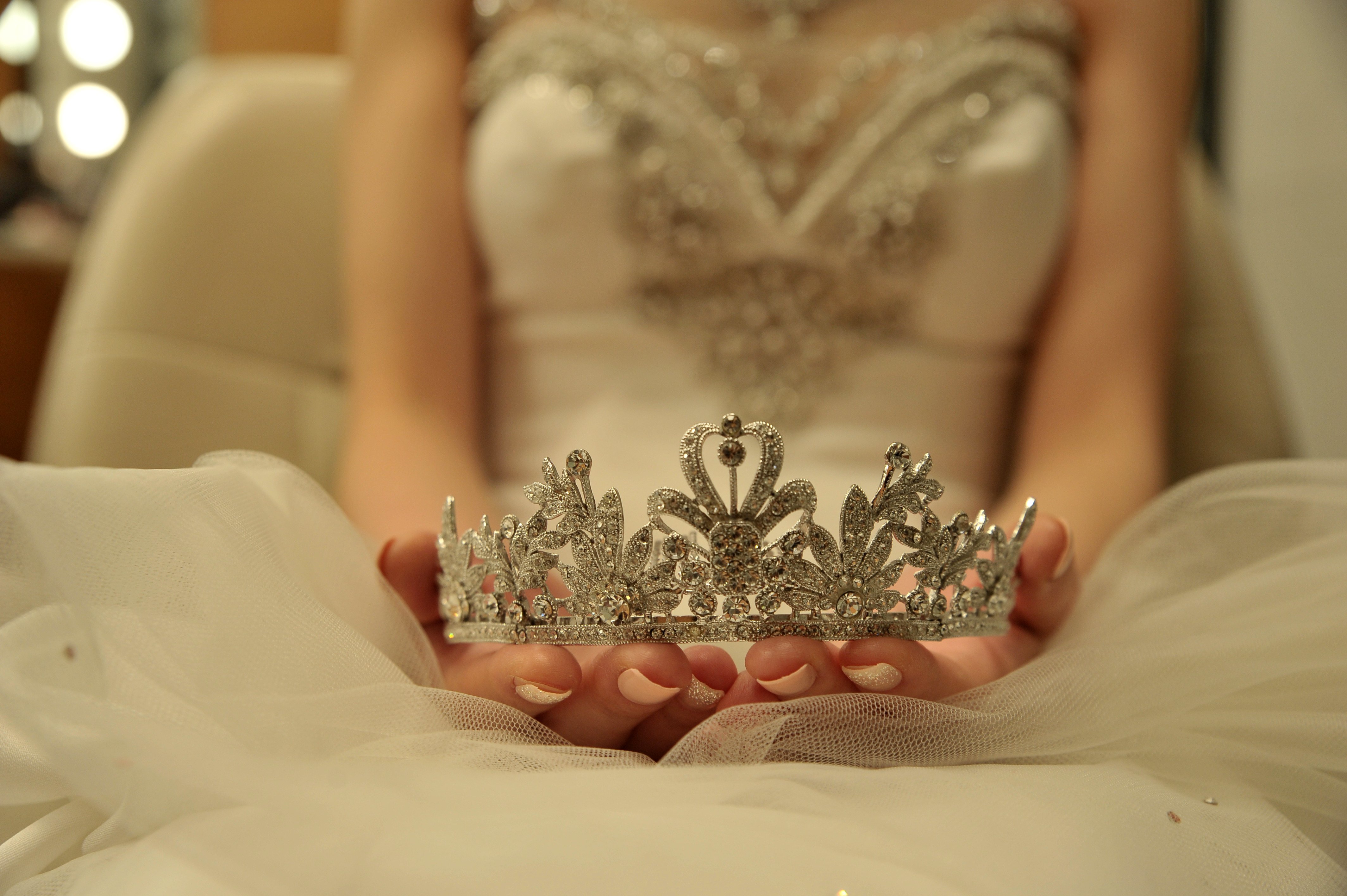 Novia con una tiara en las manos. | Foto: Shutterstock