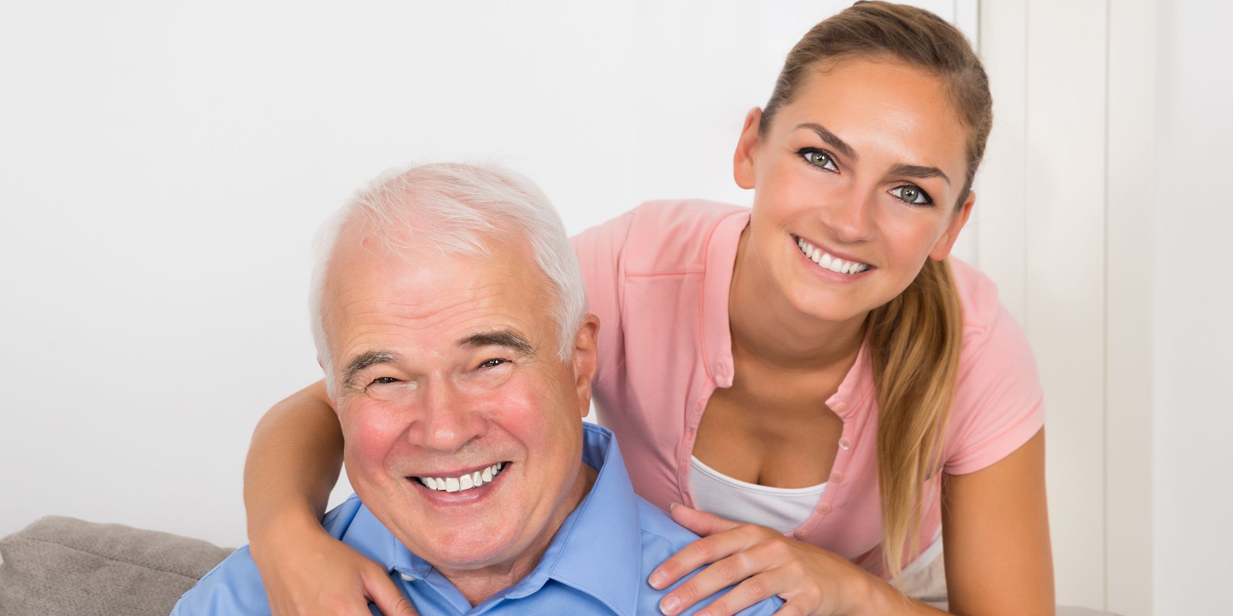 Una joven y su abuelo | Fuente: Shutterstock