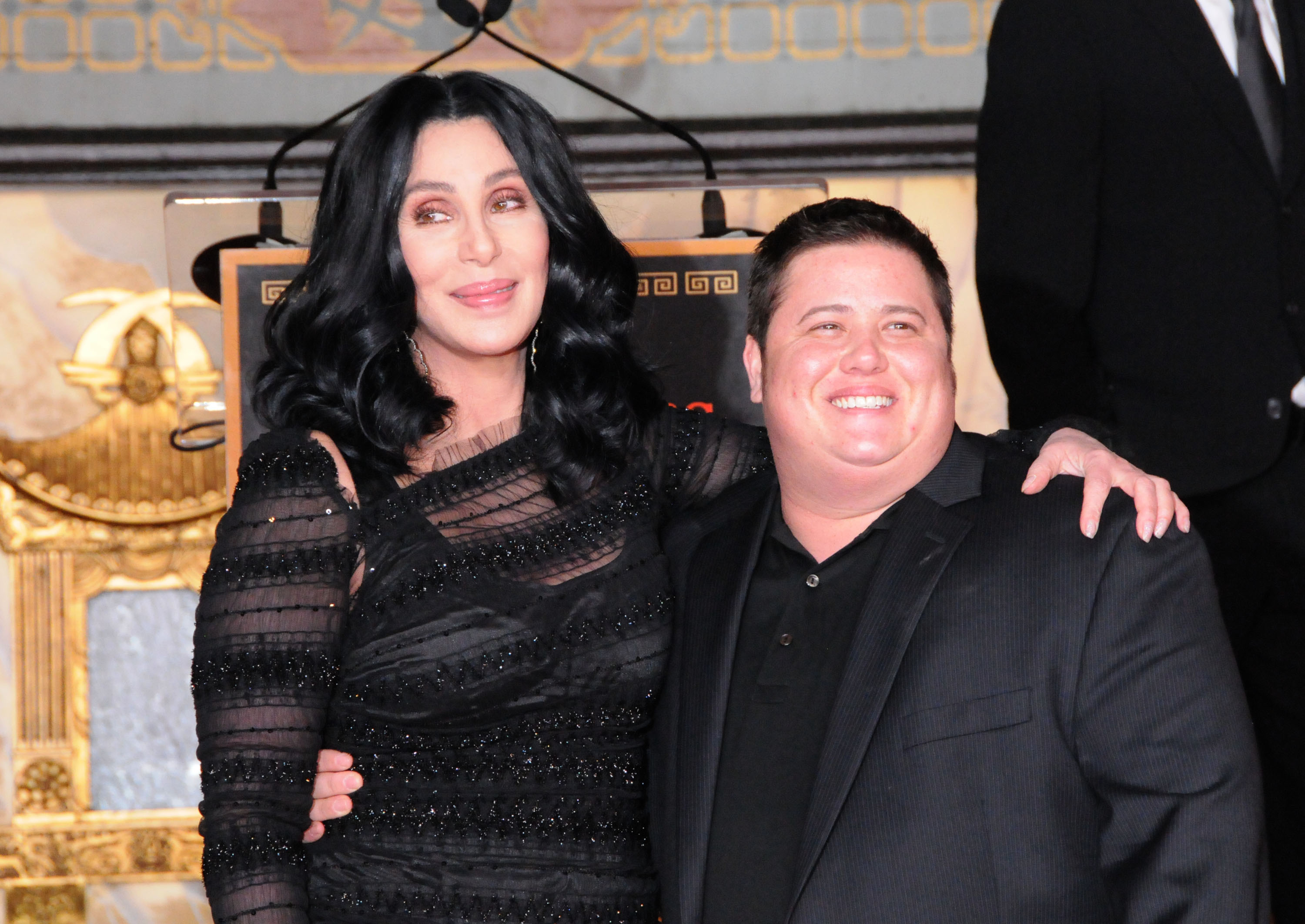 Cher y su hijo Chaz Bono en la ceremonia en la que se le rinde homenaje con una huella de la mano y del pie, el 18 de noviembre de 2010 | Fuente: Getty Images
