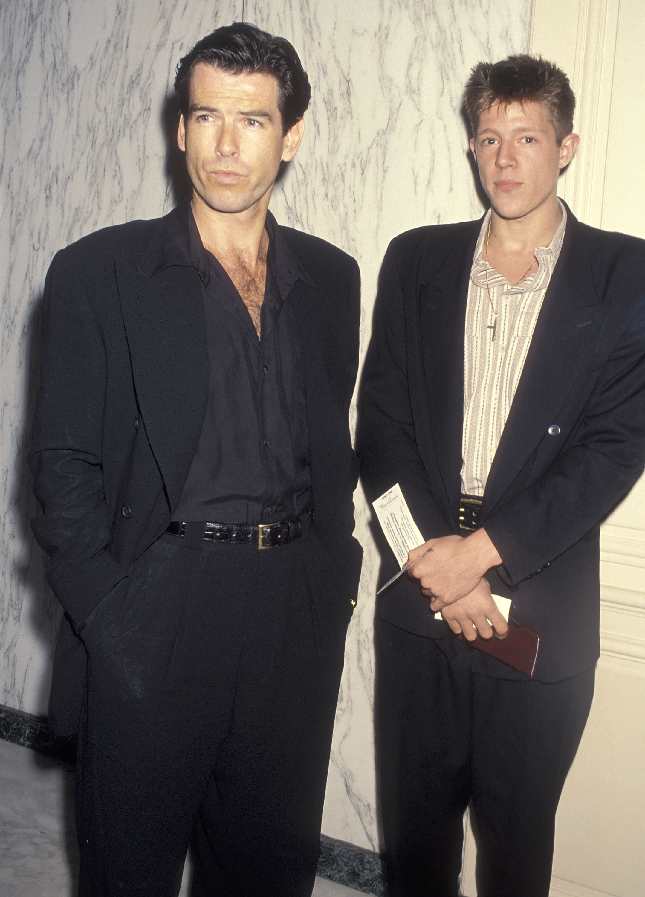 Pierce y Christopher Brosnan en un acto de los American Cinema Awards en Beverly Hills, California, el 20 de marzo de 1992 | Fuente: Getty Images