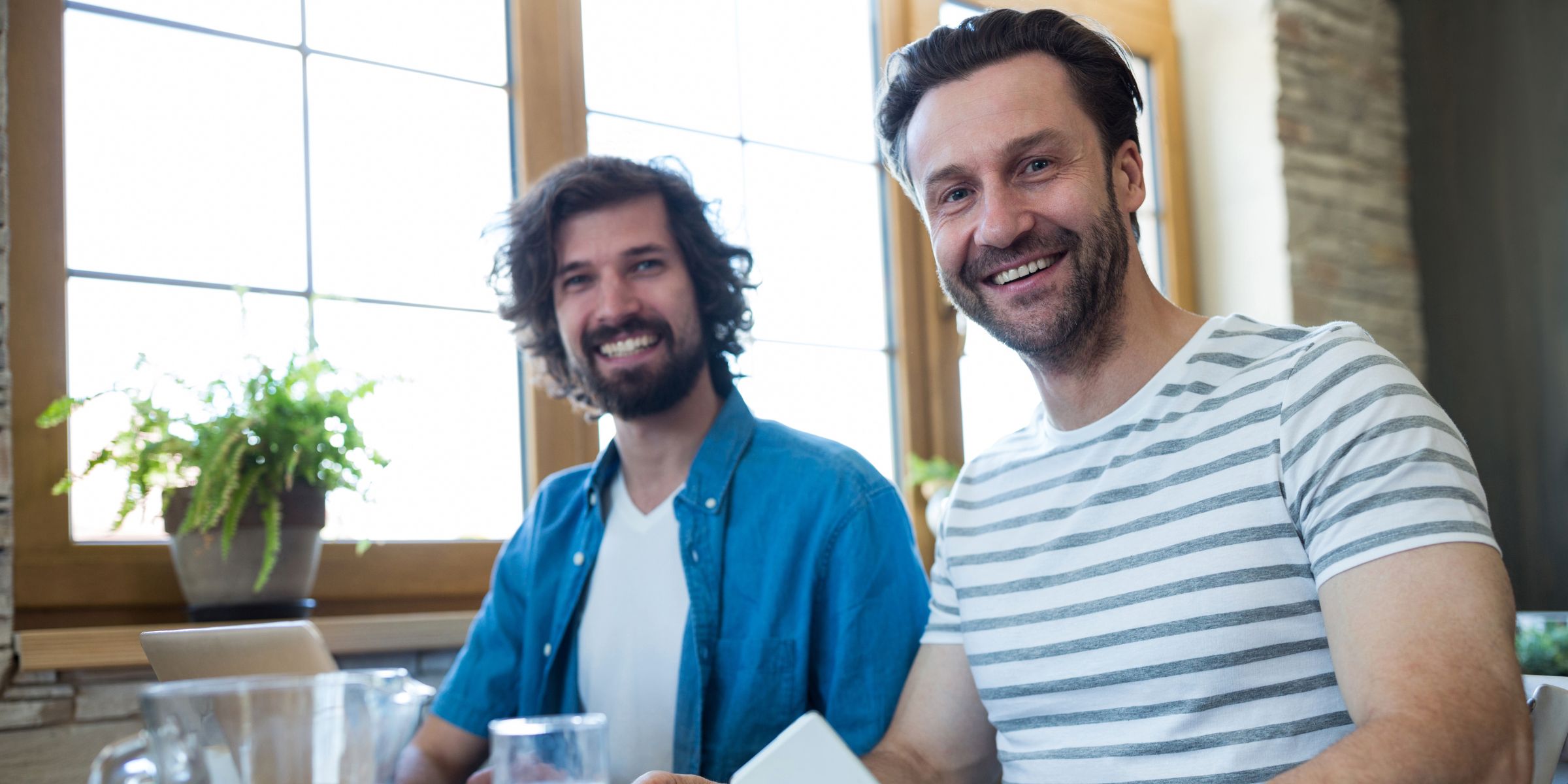 Dos hombres sonriendo | Fuente: Magnific