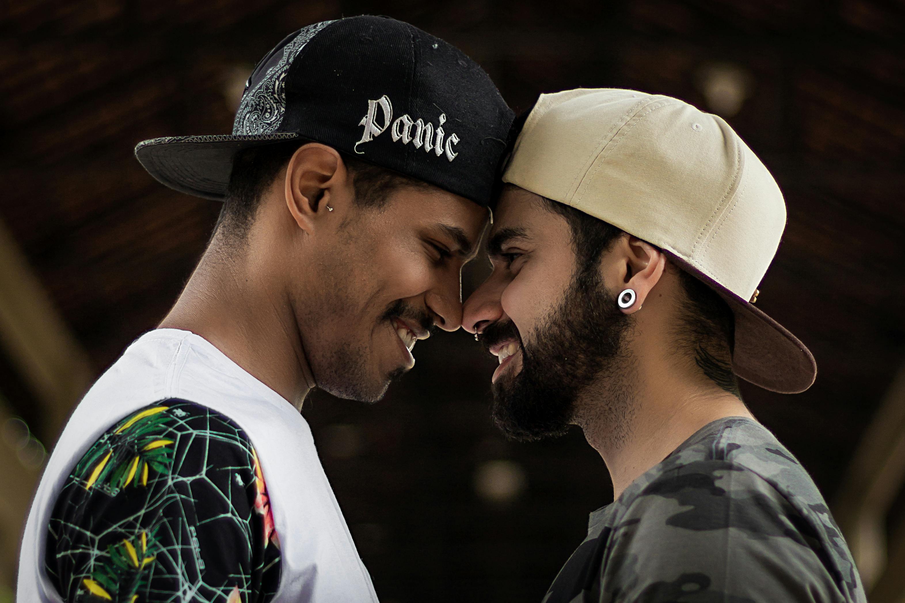 Una pareja sonriendo mientras se tocan la nariz y la frente | Foto: Pexels