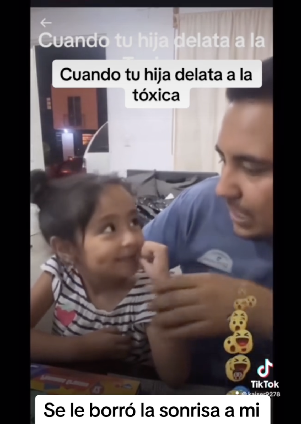 El padre mexicano mira a su hija, incitándola a no juguetear con la mano. | Foto: tiktok.com/@kaiser927