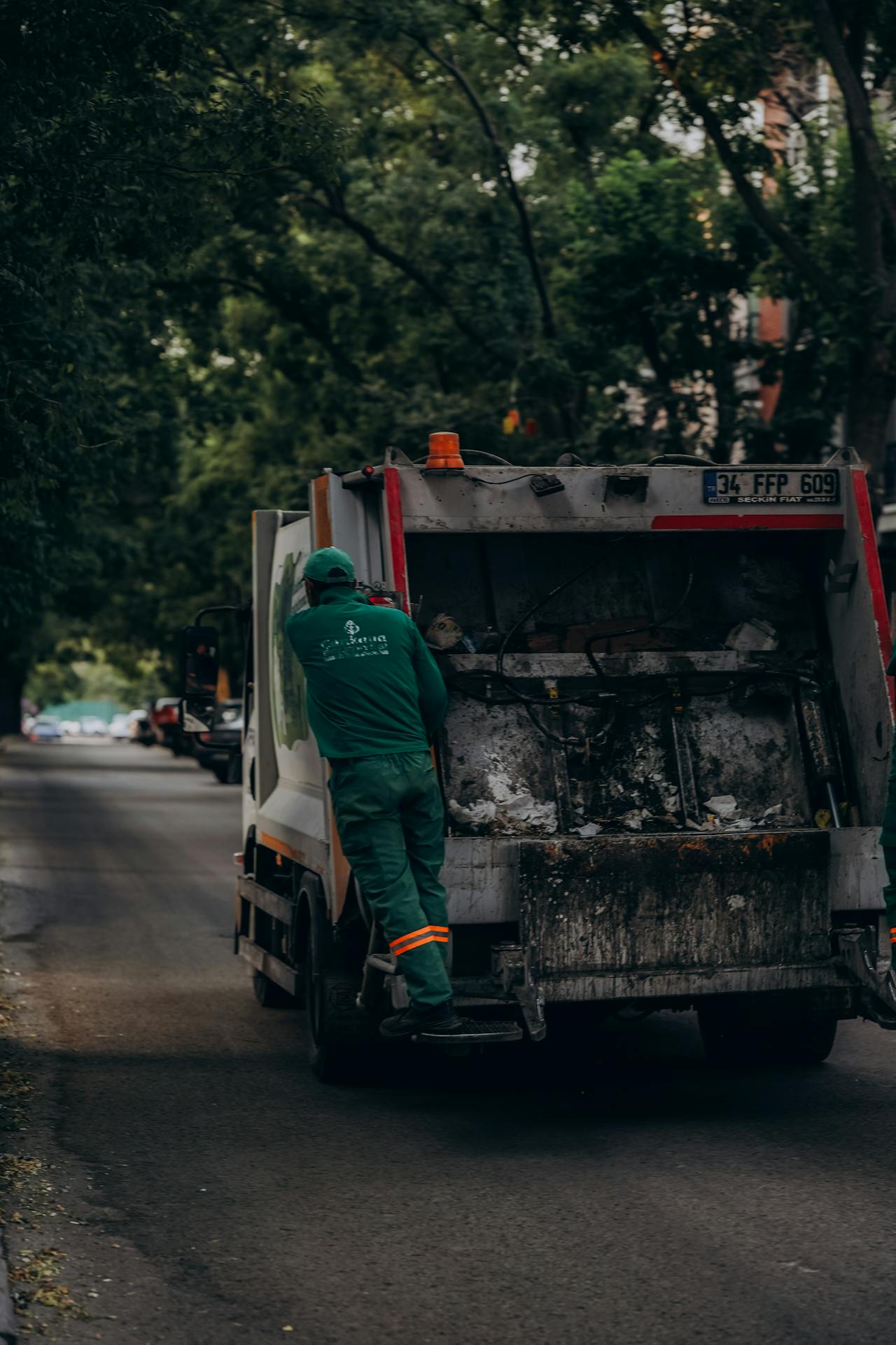 Un carro de basura en la calle | Fuente: Pexels