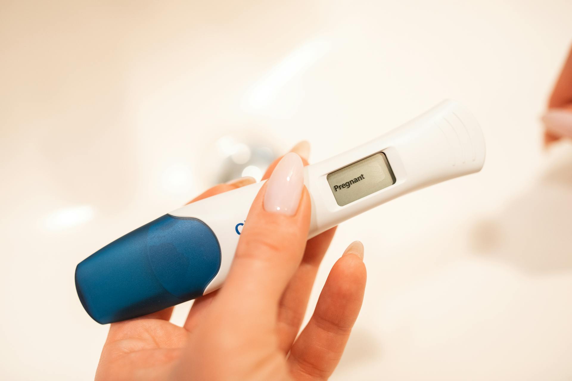 Una mujer sosteniendo una prueba de embarazo | Foto: Pexels