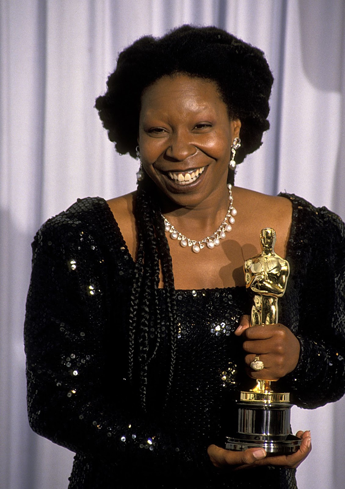 Whoopi Goldberg con su Oscar a la Mejor Actriz de Reparto en la 63 edición de los Premios Anuales de la Academia en Los Ángeles, California, el 25 de marzo de 1991 | Fuente: Getty Images