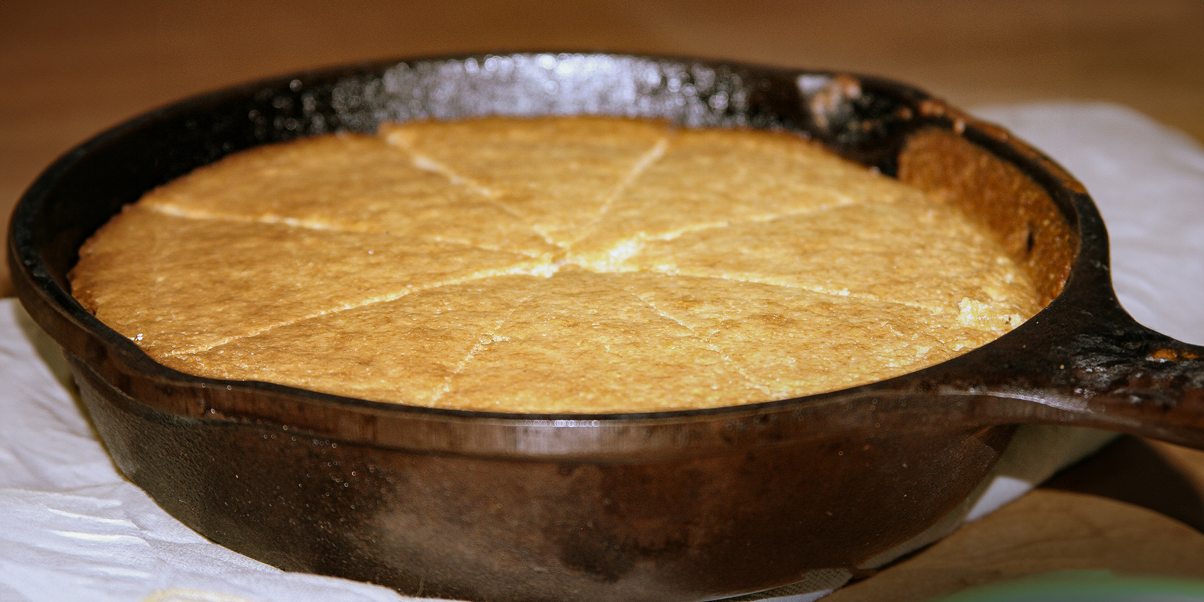 Una sartén con pan de maíz | Fuente: Flickr.com/plasticrevolver (CC BY-SA 2.0)