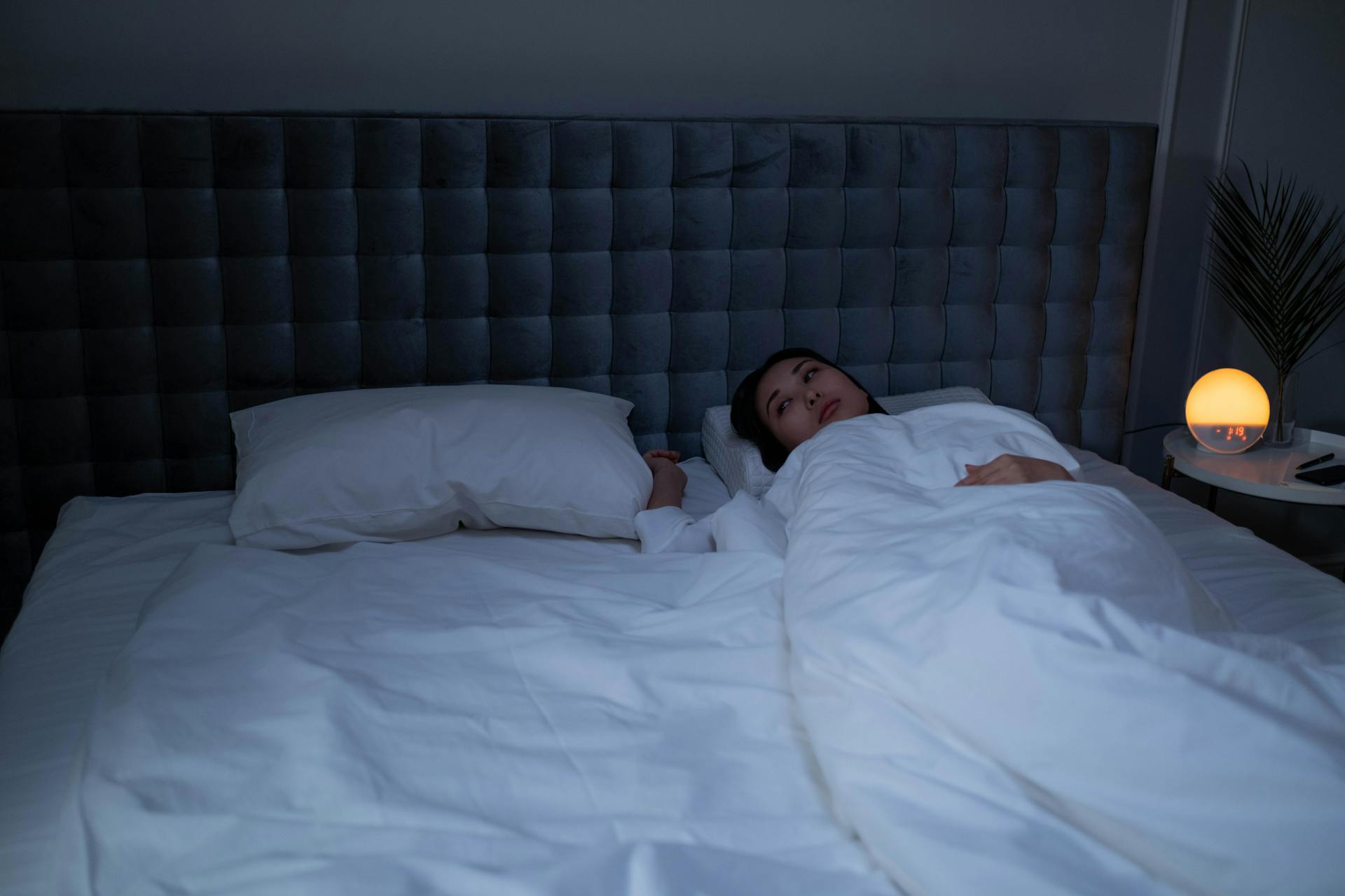 Una mujer despierta en la cama | Fuente: Pexels