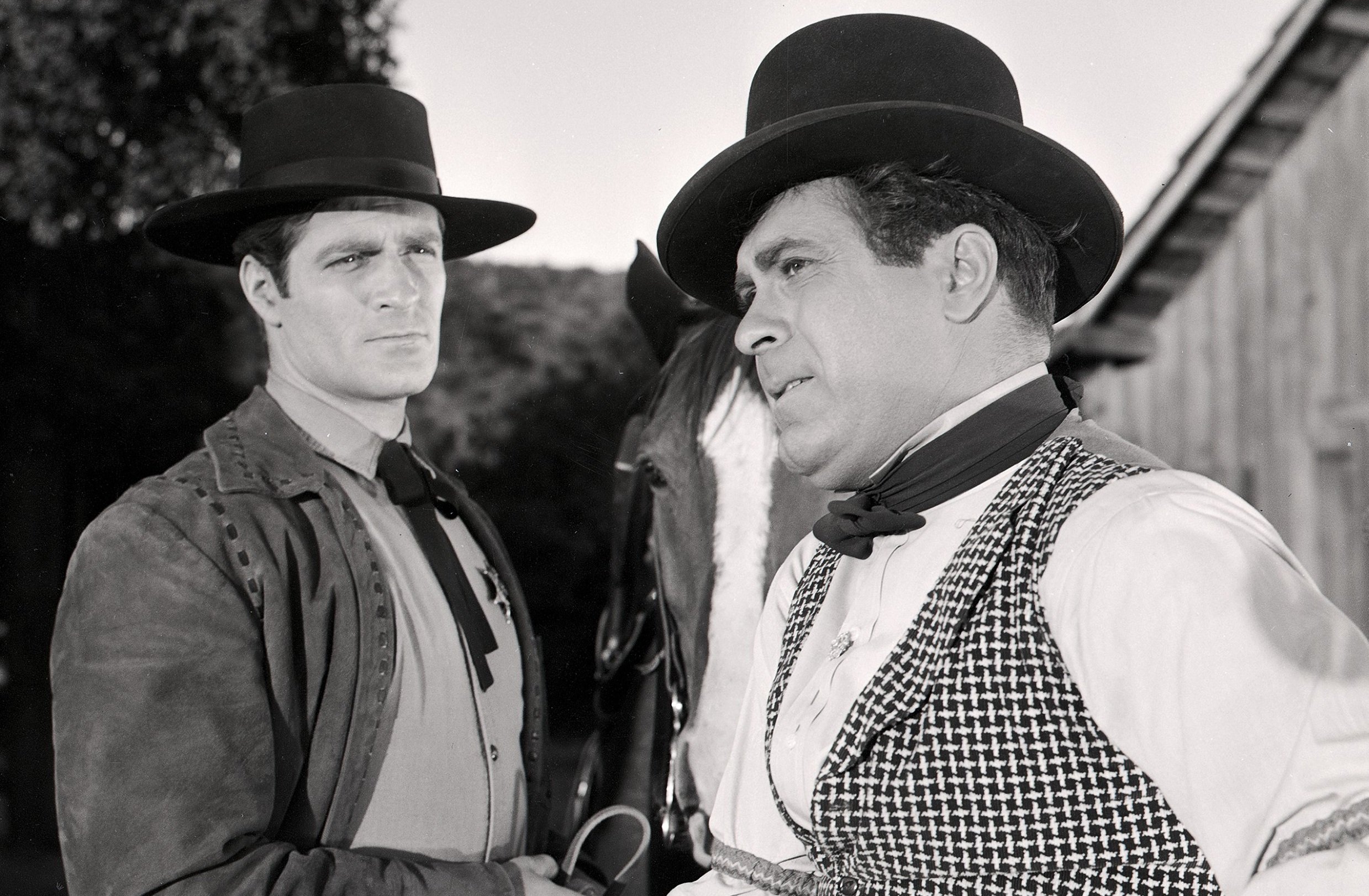 Hugh O'Brian y Don Diamond en ‘The life and legend of Wyatt Earp’, el 23 de abril de 1957. | Foto: Getty Images