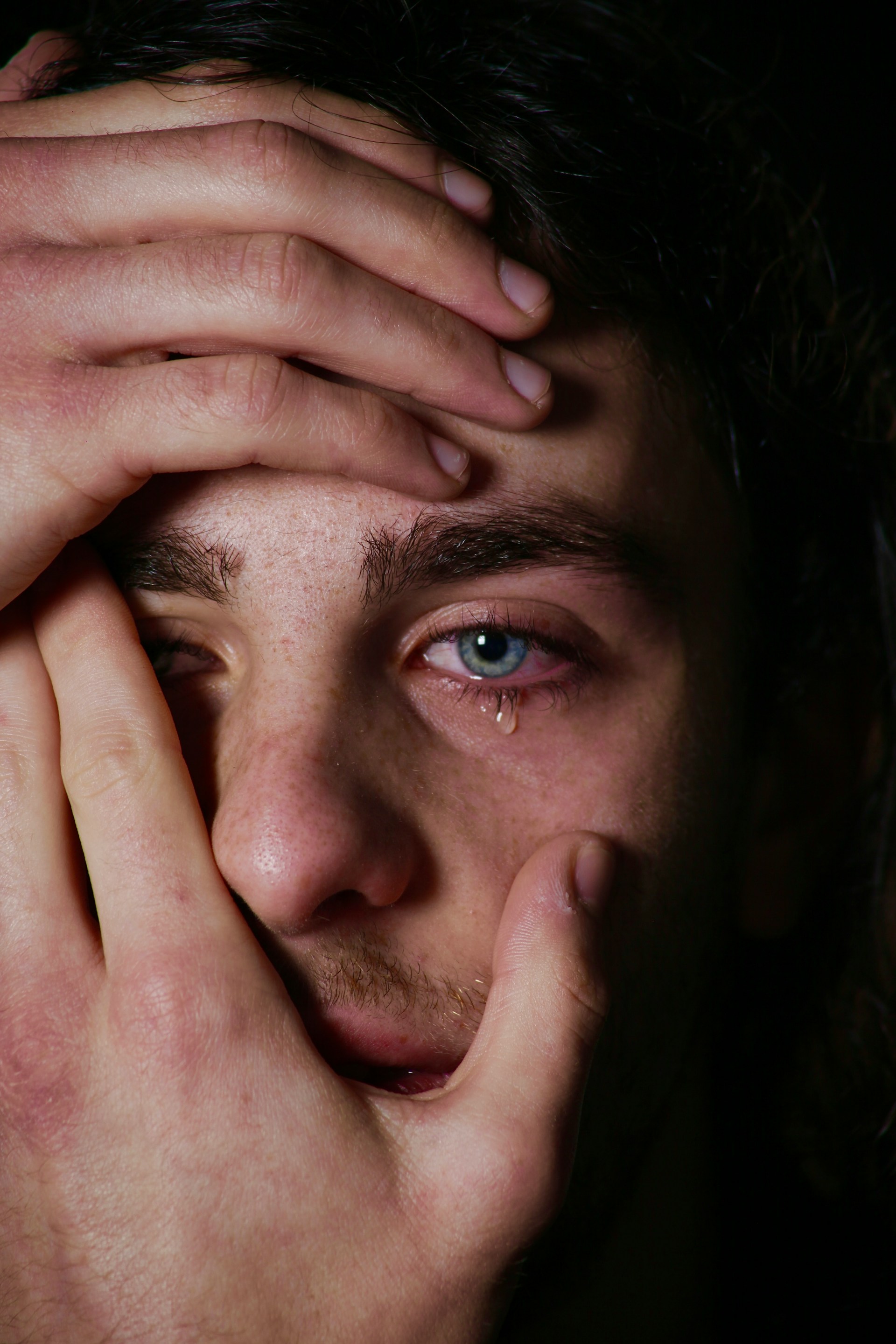 Un joven llorando | Fuente: Unsplash