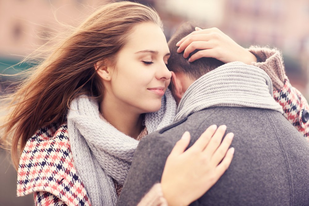 Una mujer consolando a su novio. | Fuente: Shutterstock