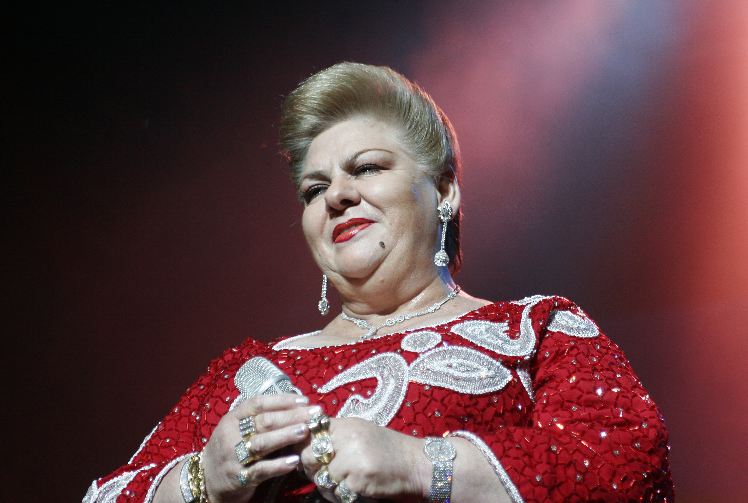 Paquita La Del Barrio actúa en el HP Pavilion de San José el 24 de noviembre de 2006 | Fuente: Getty Images