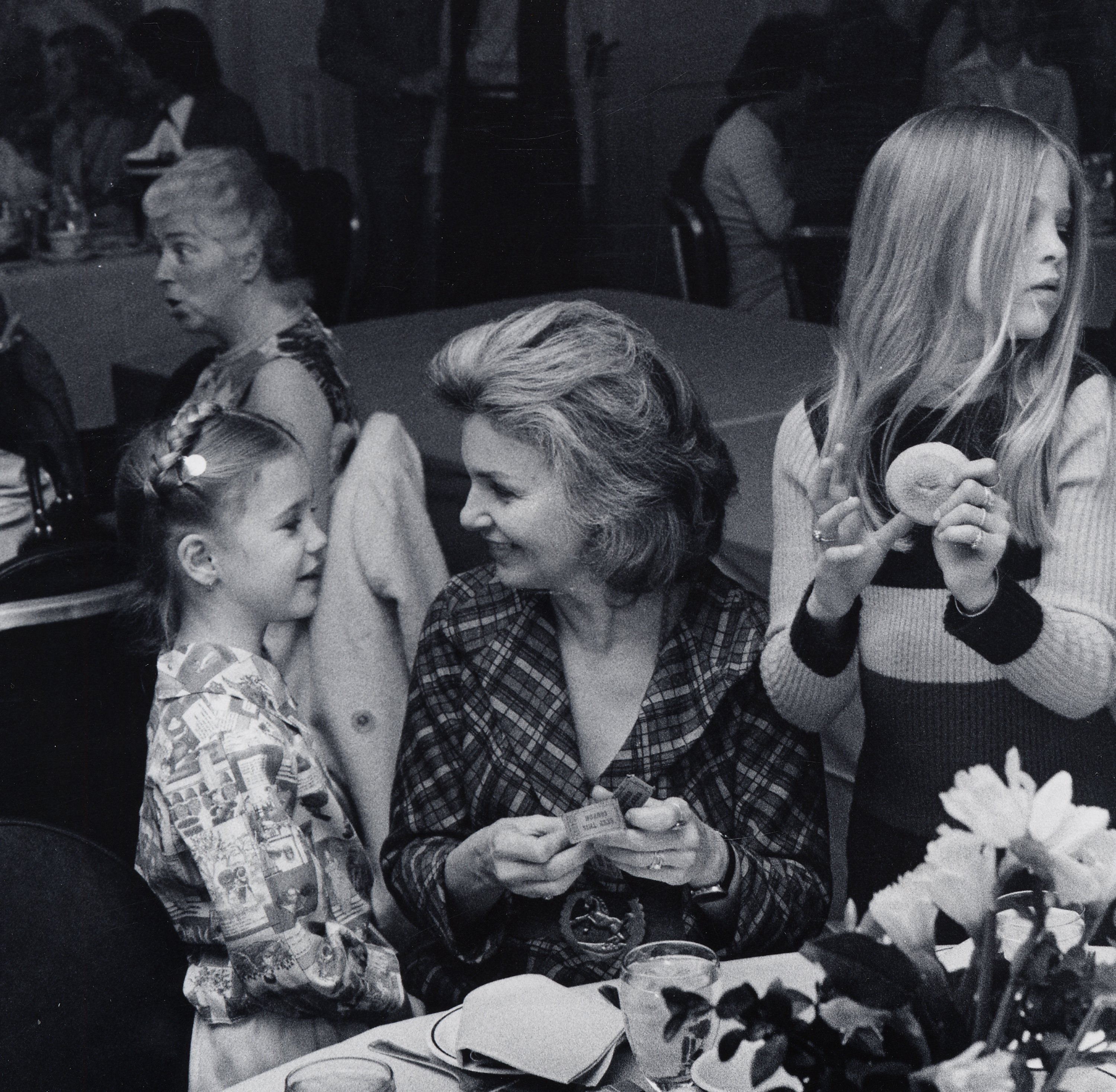 Clea Newman, Joanne Woodward y Nell Newman durante el almuerzo de la Ballet Society el 30 de marzo de 1973, en Bel Air, California | Fuente: Getty Images