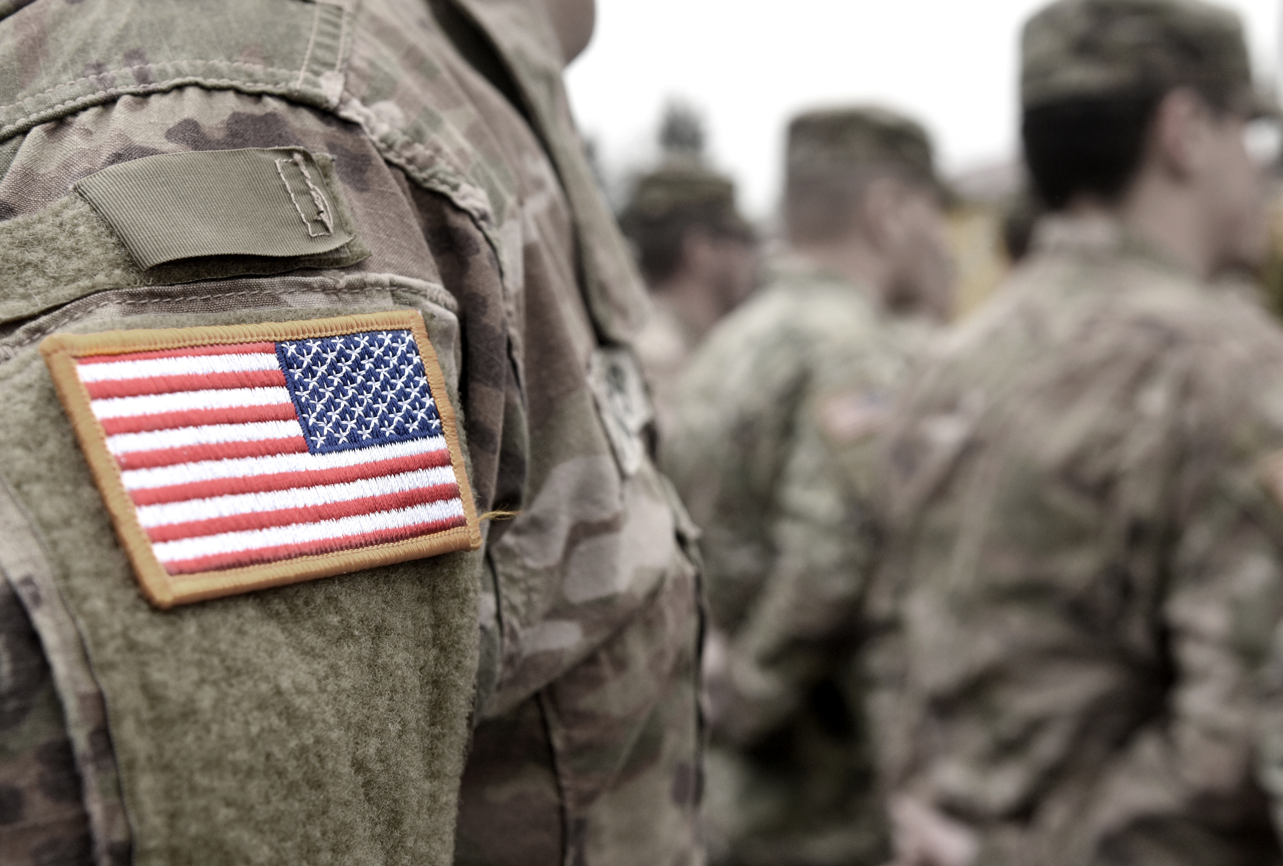 Primer plano de la bandera de EE.UU. en el uniforme de un soldado | Fuente: Shutterstock