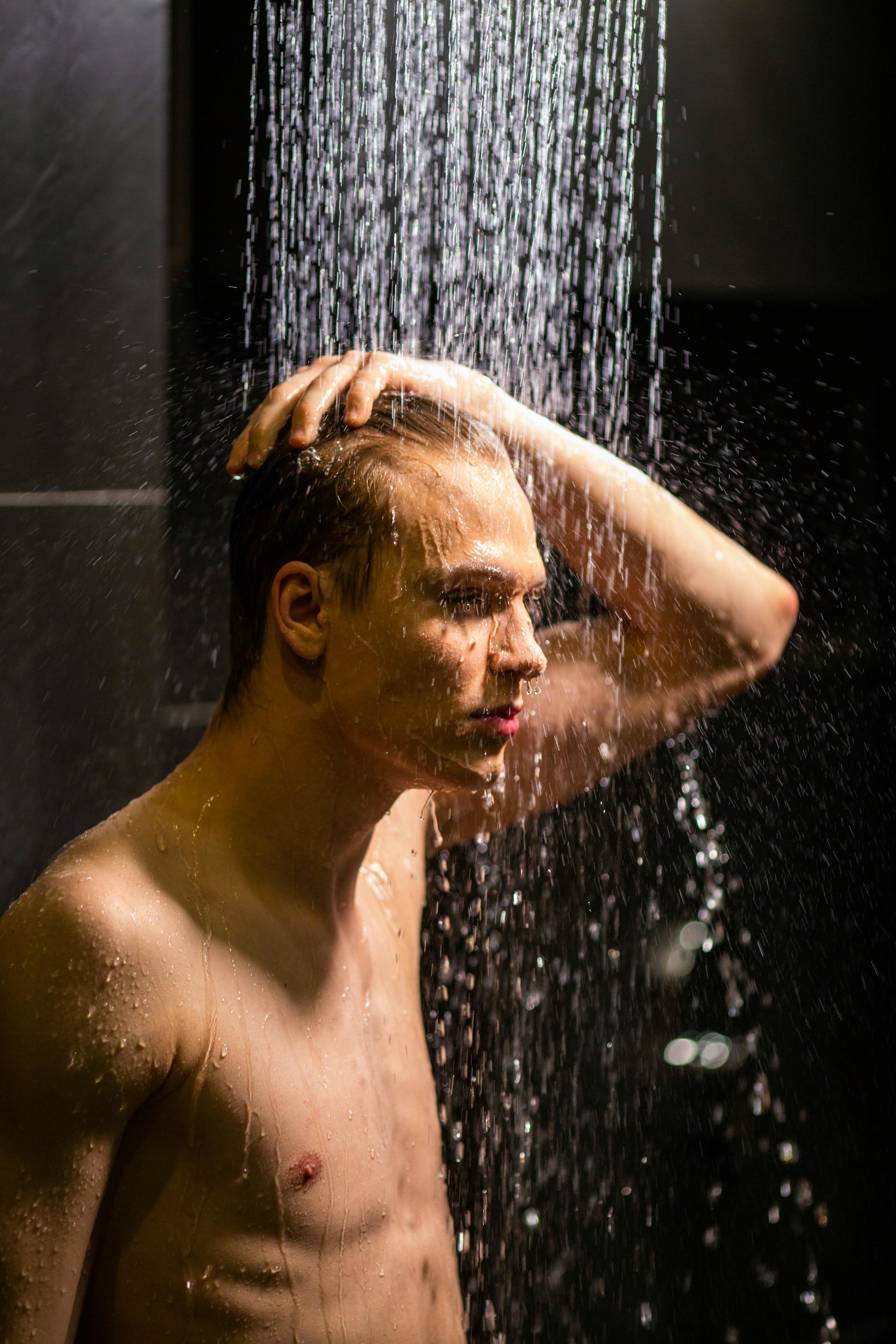 Un hombre duchándose | Fuente: Pexels