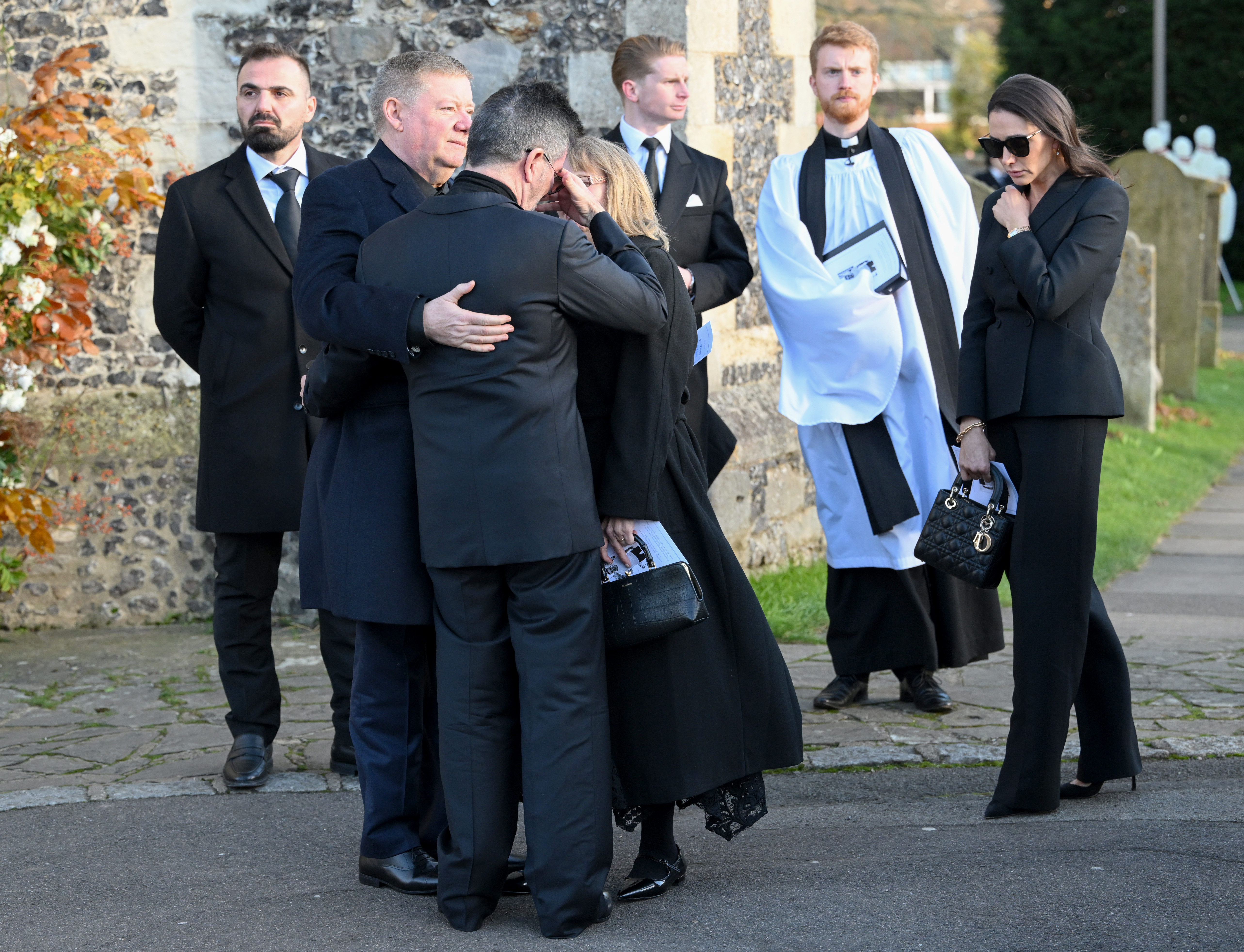 Simon Cowell es consolado por Geoff Payne en el funeral de Liam Payne el 20 de noviembre de 2024 en Amersham, Inglaterra | Fuente: Getty Images