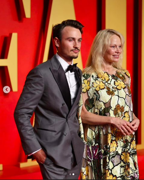 Brandon Thomas Lee y Pamela Anderson posando para una foto en la fiesta de los Oscar de Vanity Fair publicada el 11 de marzo de 2024 | Fuente: Instagram/brandonthomaslee