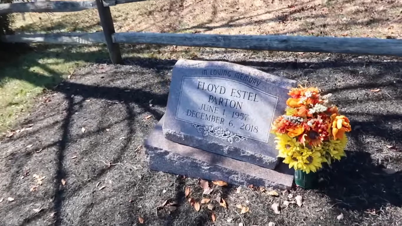 Tumba de la familia de Dolly Parton en Sevierville, Tennessee | Fuente: YouTube/TheDailyWoo