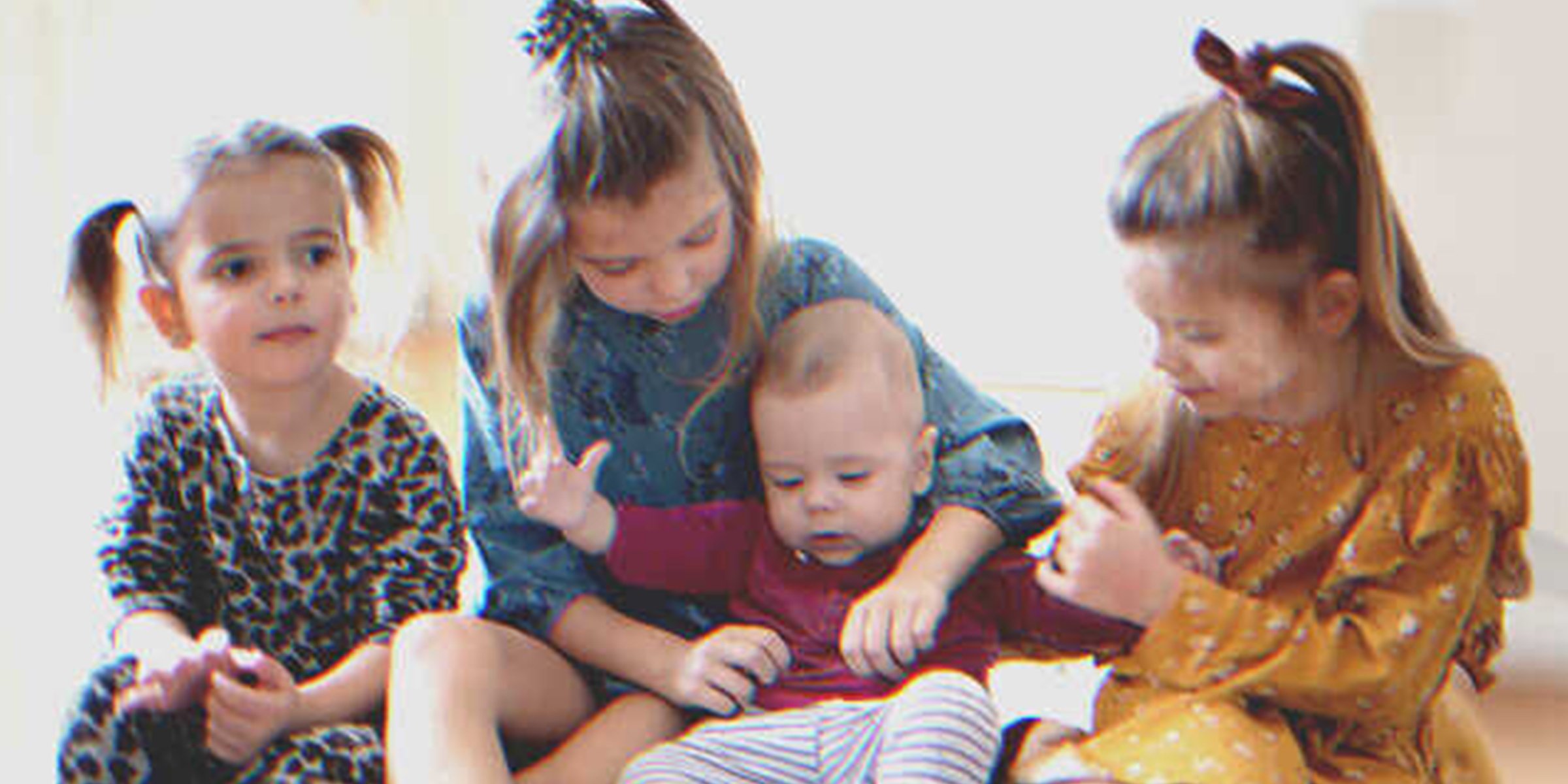 Un bebé y tres niñas | Foto: Shutterstock