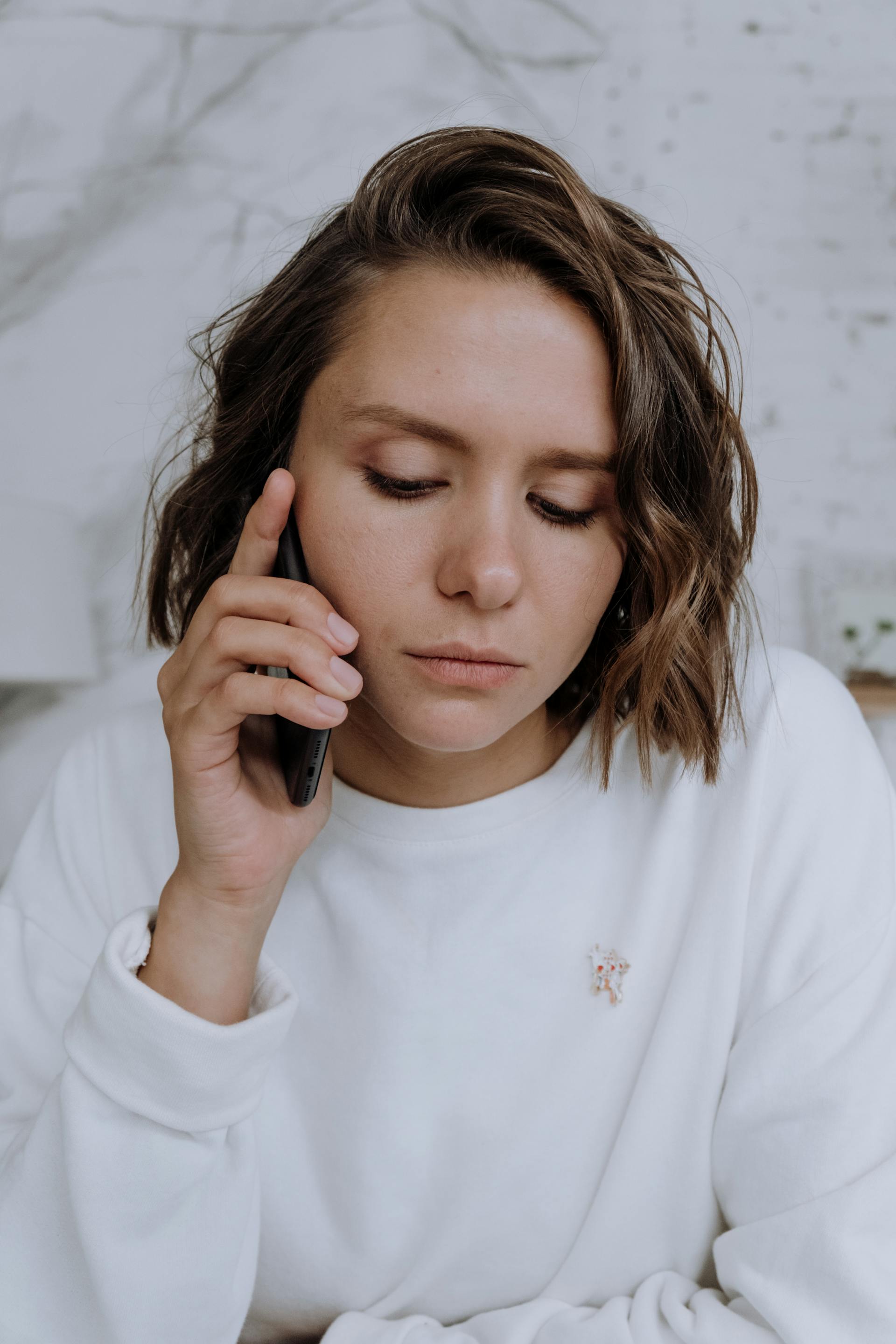 Una mujer hablando por el móvil | Fuente: Pexels