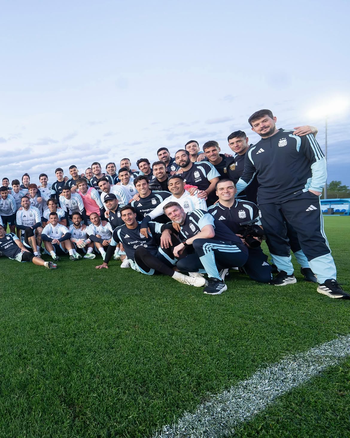 Lionel Messi en una imagen grupal con la totalidad del plantel profesional durante sus prácticas en el predio de la AFA durante la tarde del domingo 4 de octubre | Fuente Instagram/leomessi