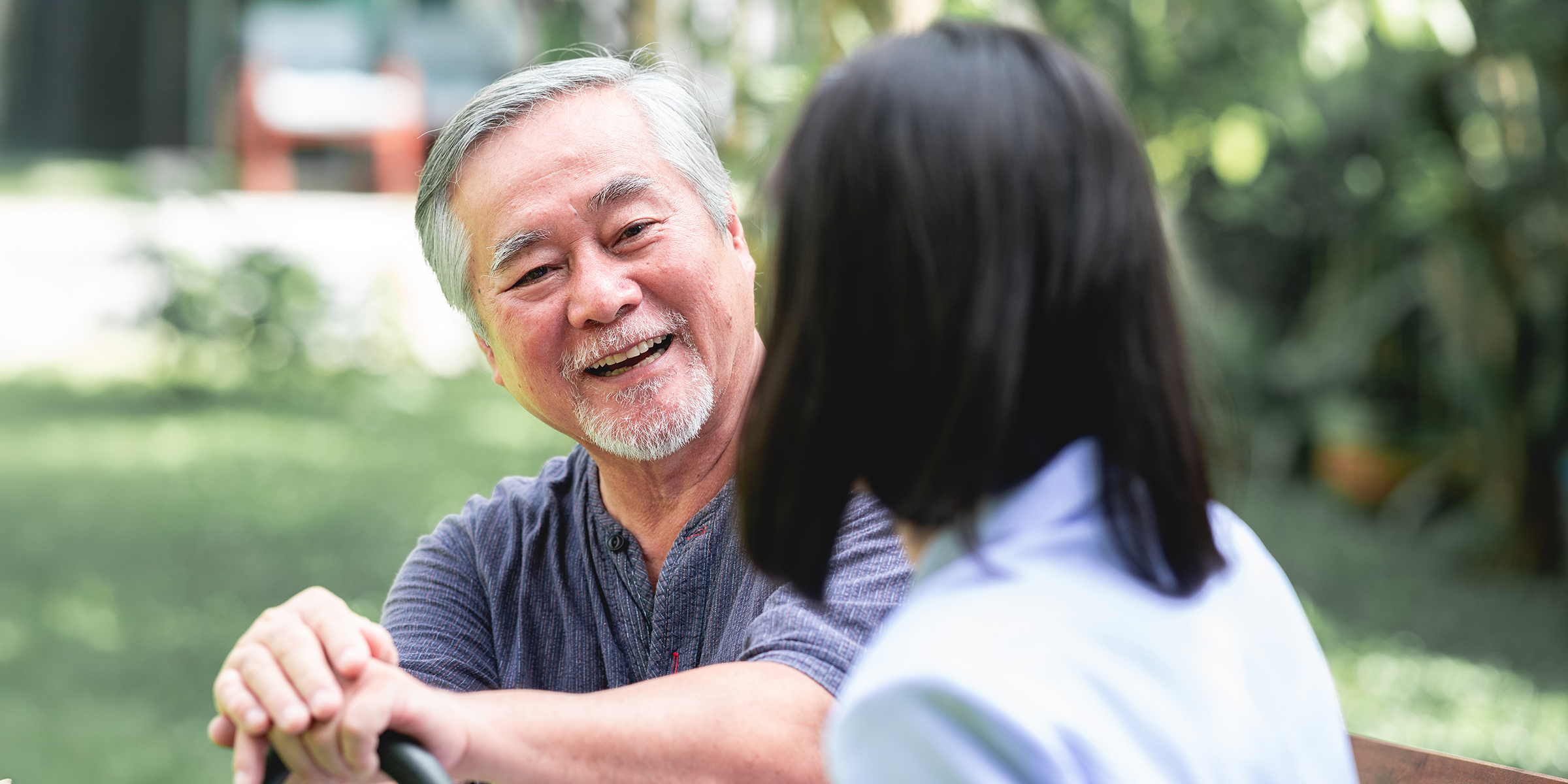 Un hombre mayor hablando con una mujer joven | Fuente: Shutterstock