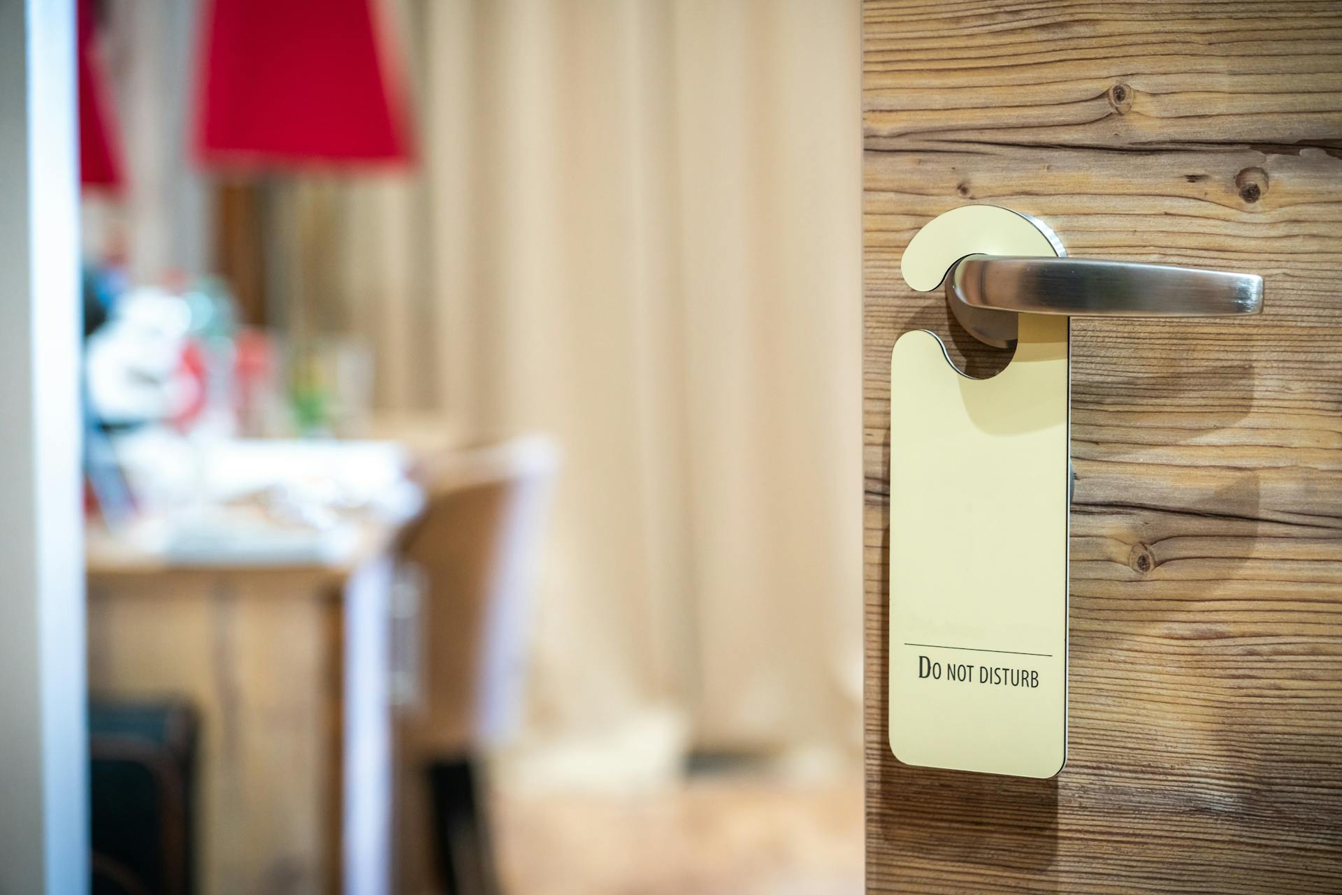 La puerta de una habitación de hotel | Fuente: Pexels