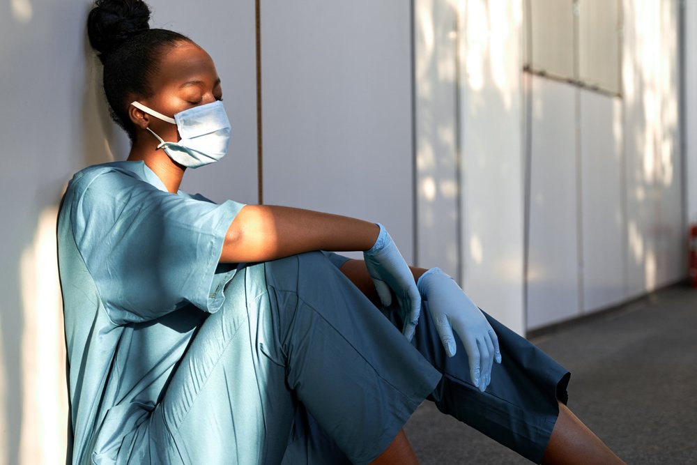 Enfermera en el piso fatigada. | Foto: Shutterstock