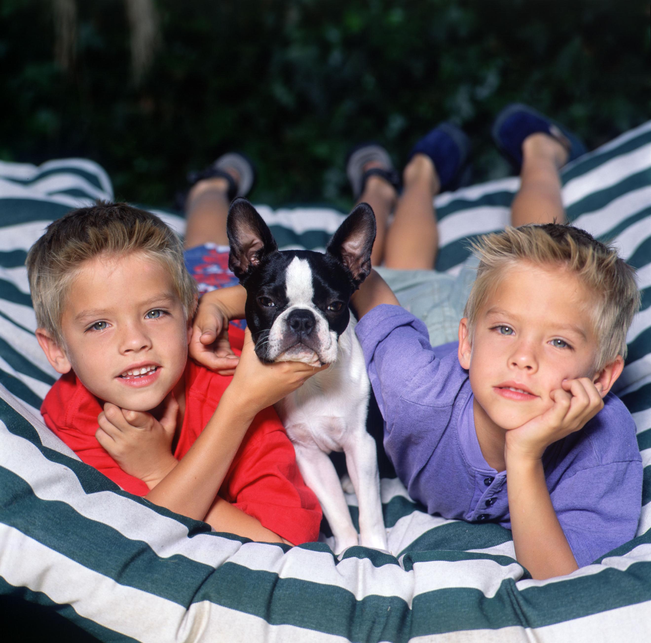 Cole y Dylan Sprouse posando para un retrato, circa 2000. | Fuente: Getty Images