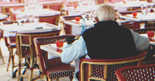 Un anciano sentado en una mesa | Fuente: Shutterstock