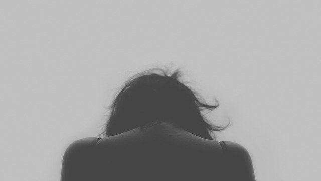 Mujer triste de espaldas. Fuente: Pixabay