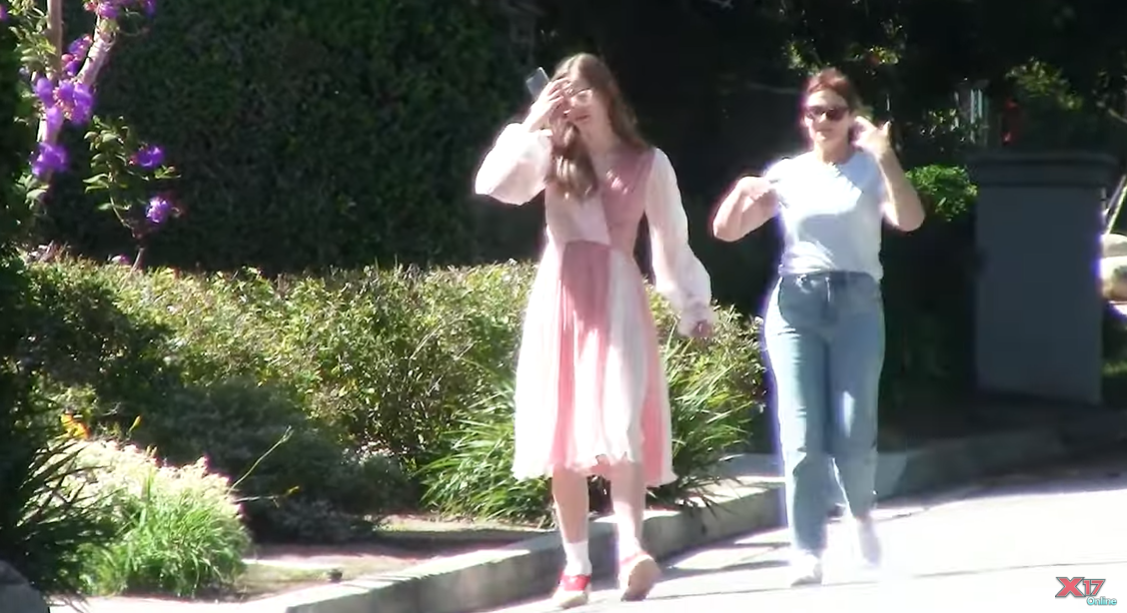 Violet Affleck se toca la frente mientras habla con una compañera, publicado el 12 de agosto de 2024 | Fuente: YouTube/x17online