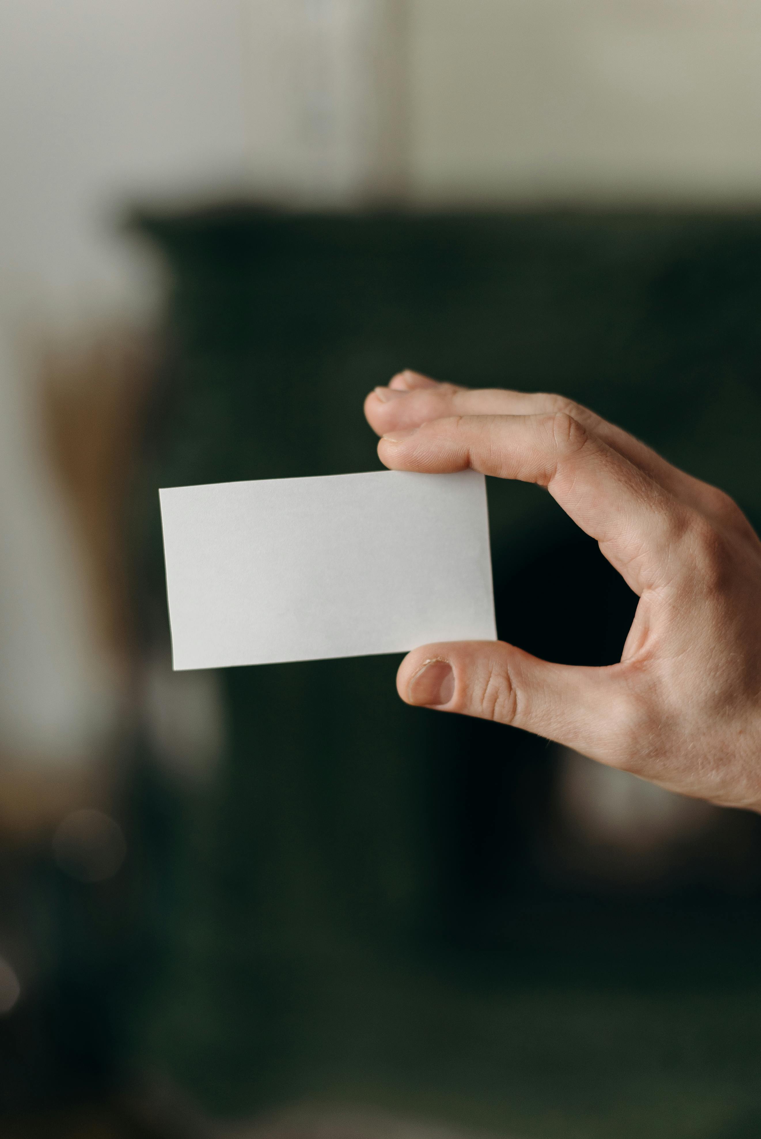 Hombre sujetando un papel | Foto: Pexels