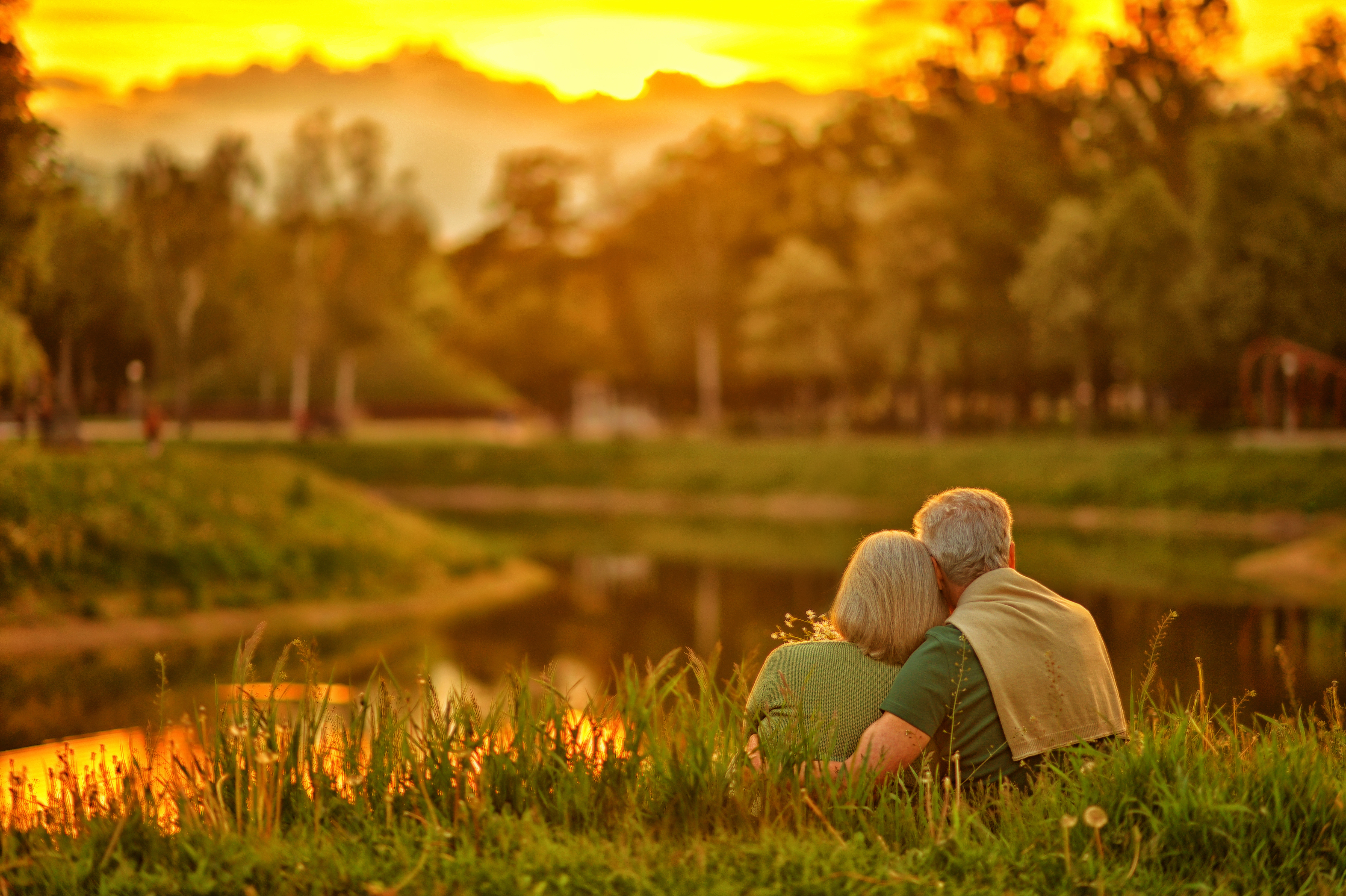 Una pareja de ancianos en un parque | Foto: Shutterstock