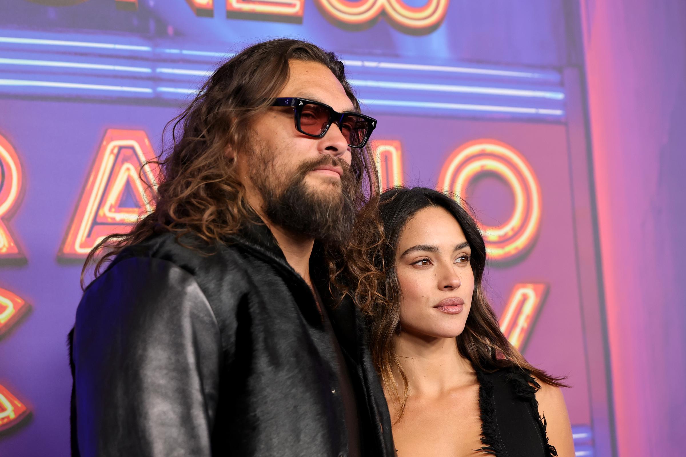 Jason Momoa y Adria Arjona son fotografiados en "SNL50: The Homecoming Concert" en el Radio City Music Hall el 14 de febrero de 2025, en Nueva York | Fuente: Getty Images