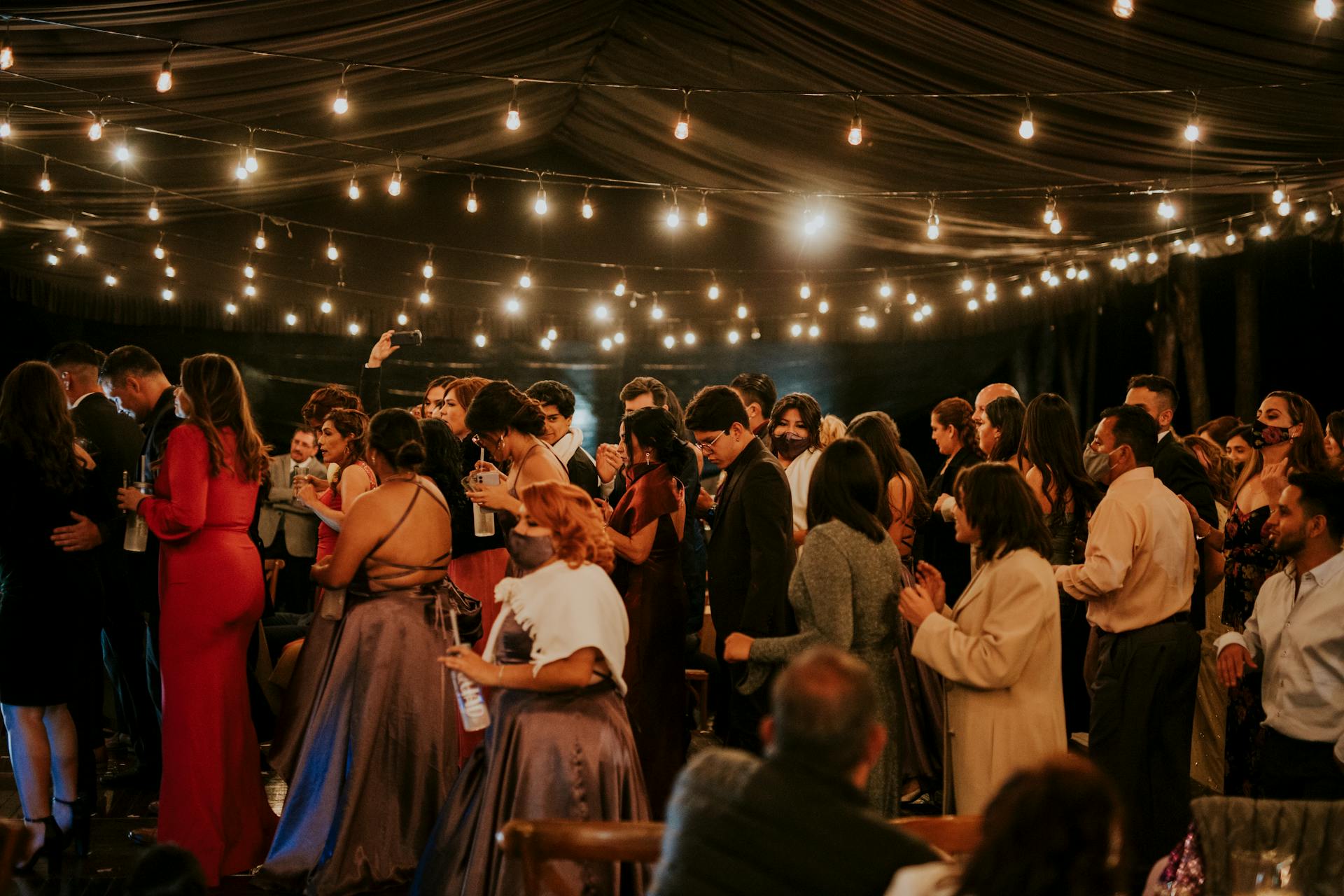 Invitados a un banquete de boda | Fuente: Pexels