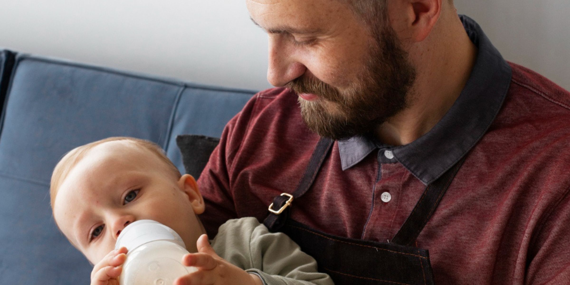 Un hombre dando de comer a un bebé | Fuente: Freepik