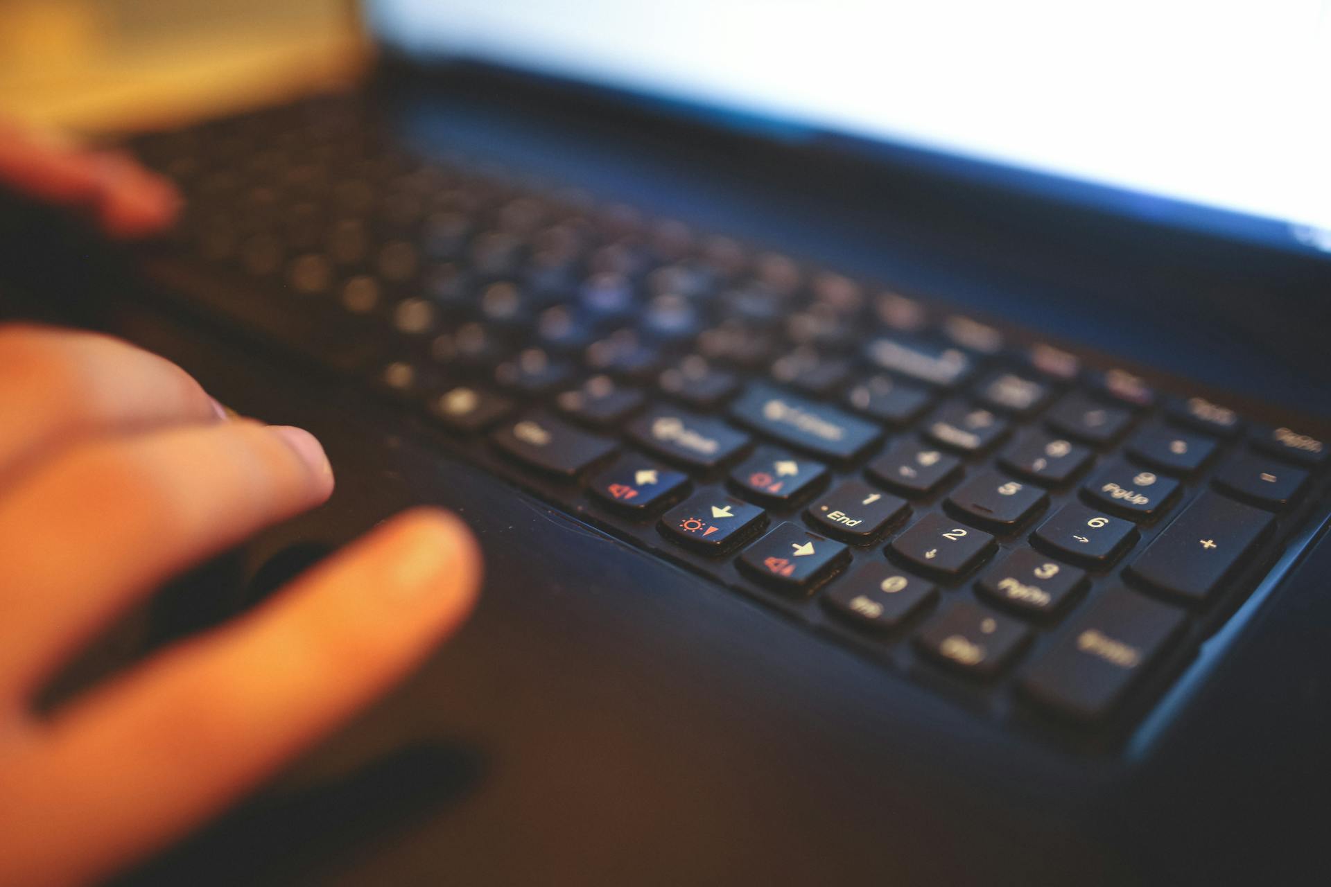 Primer plano del teclado de una portátil | Fuente: Pexels