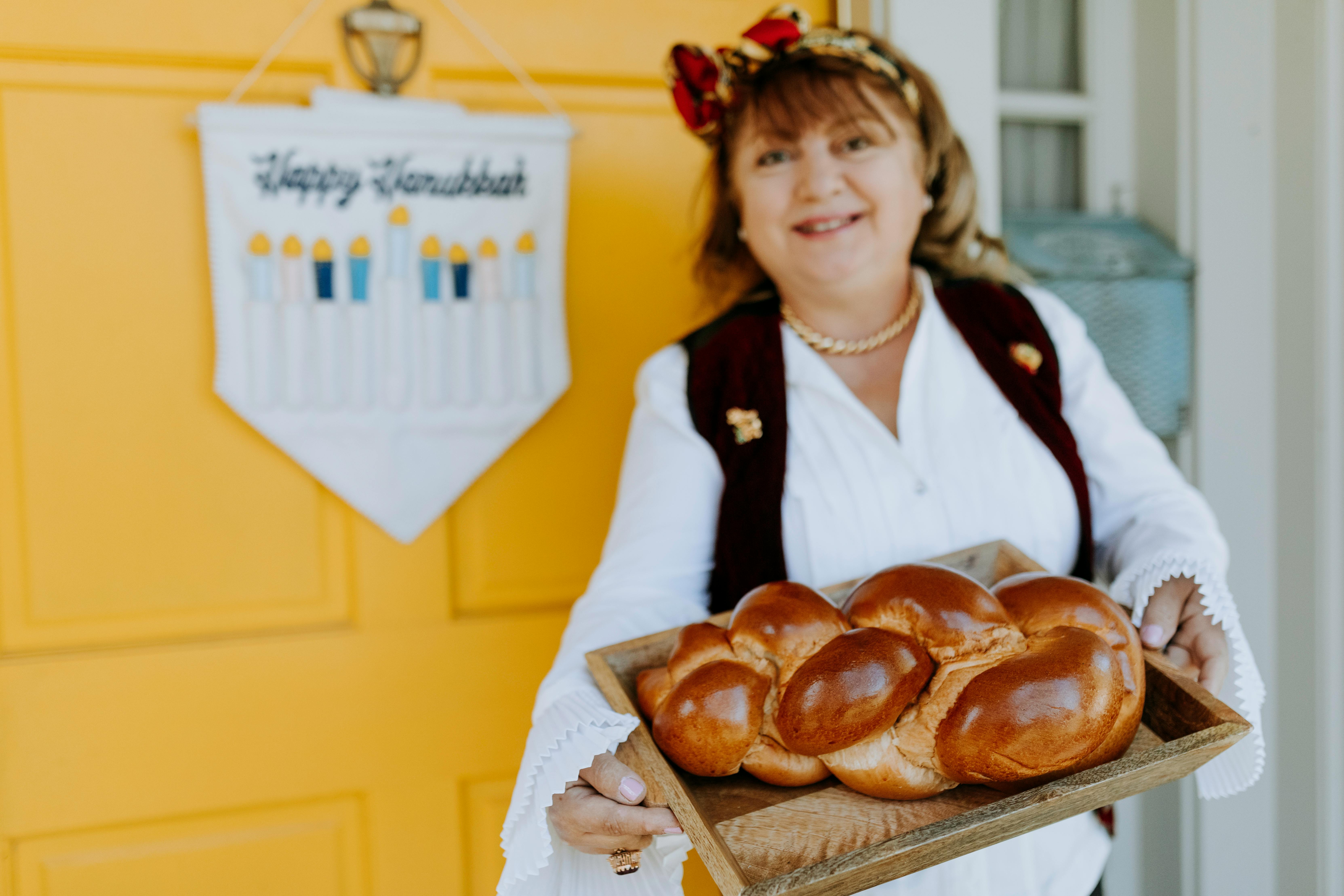 Una mujer con una bandeja de pan | Fuente: Pexels