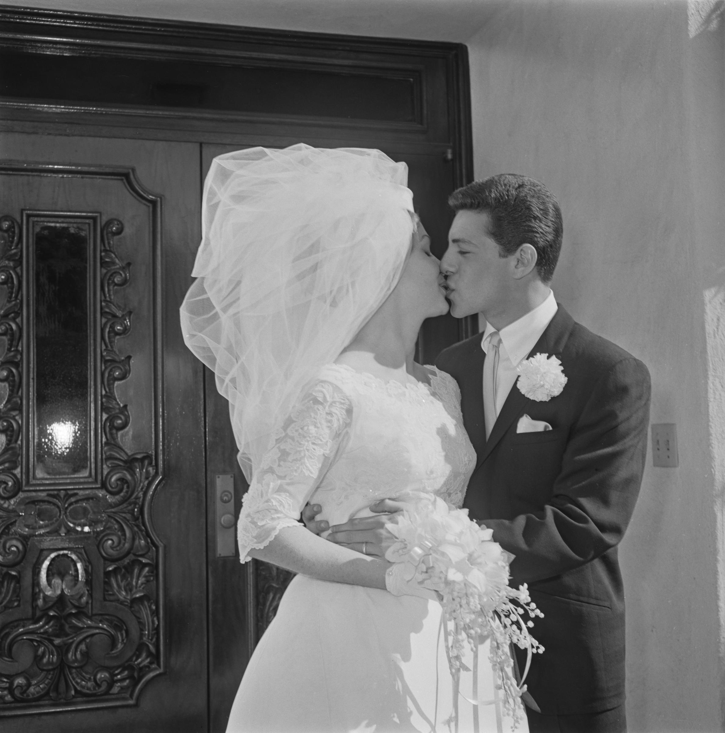 Kathryn Diebel y Frankie Avalon fotografiadas tras su boda el 19 de enero de 1963, en North Hollywood, California. | Fuente: Getty Images