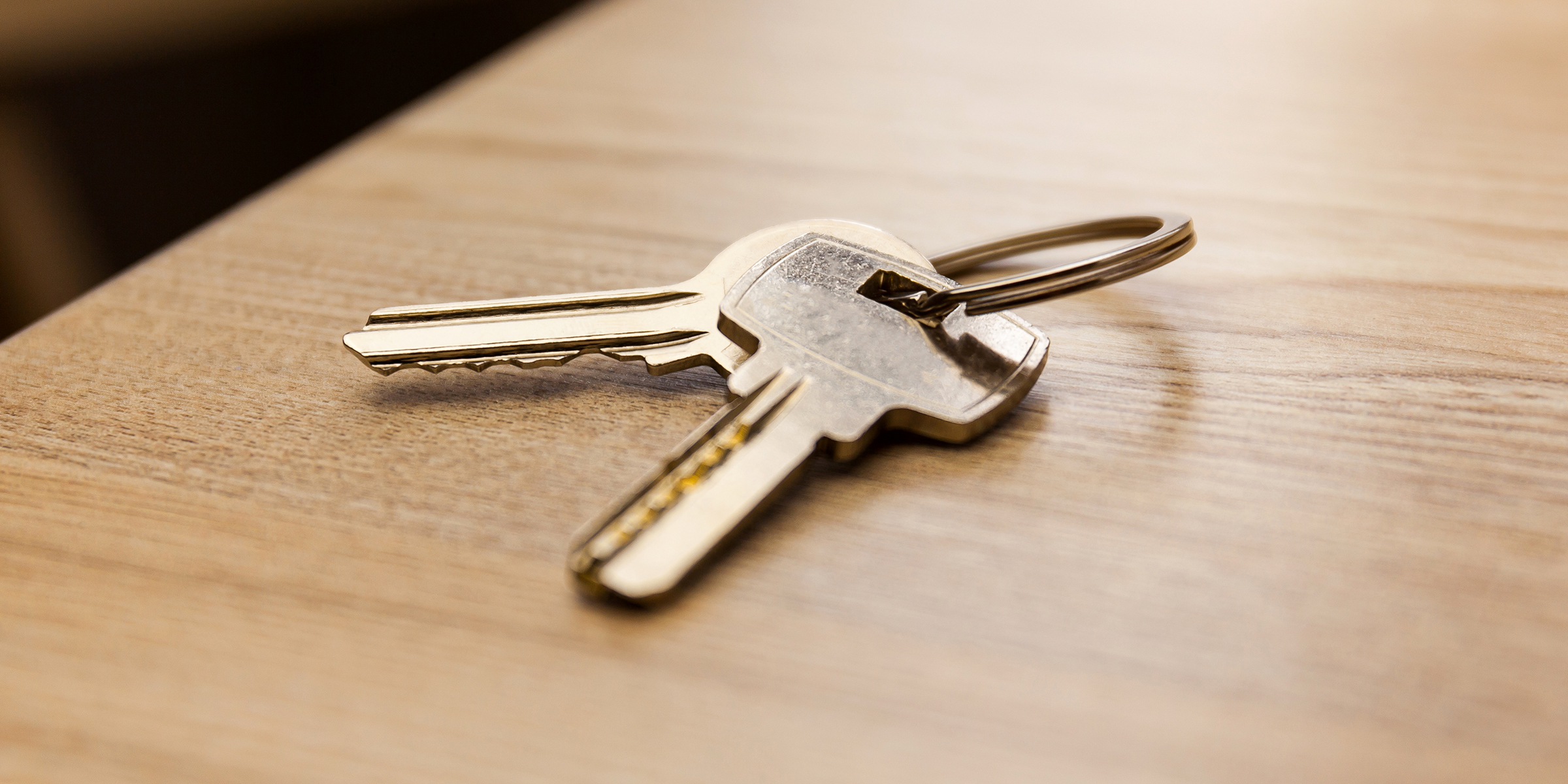 Juego de llaves sobre la mesa | Fuente: Shutterstock