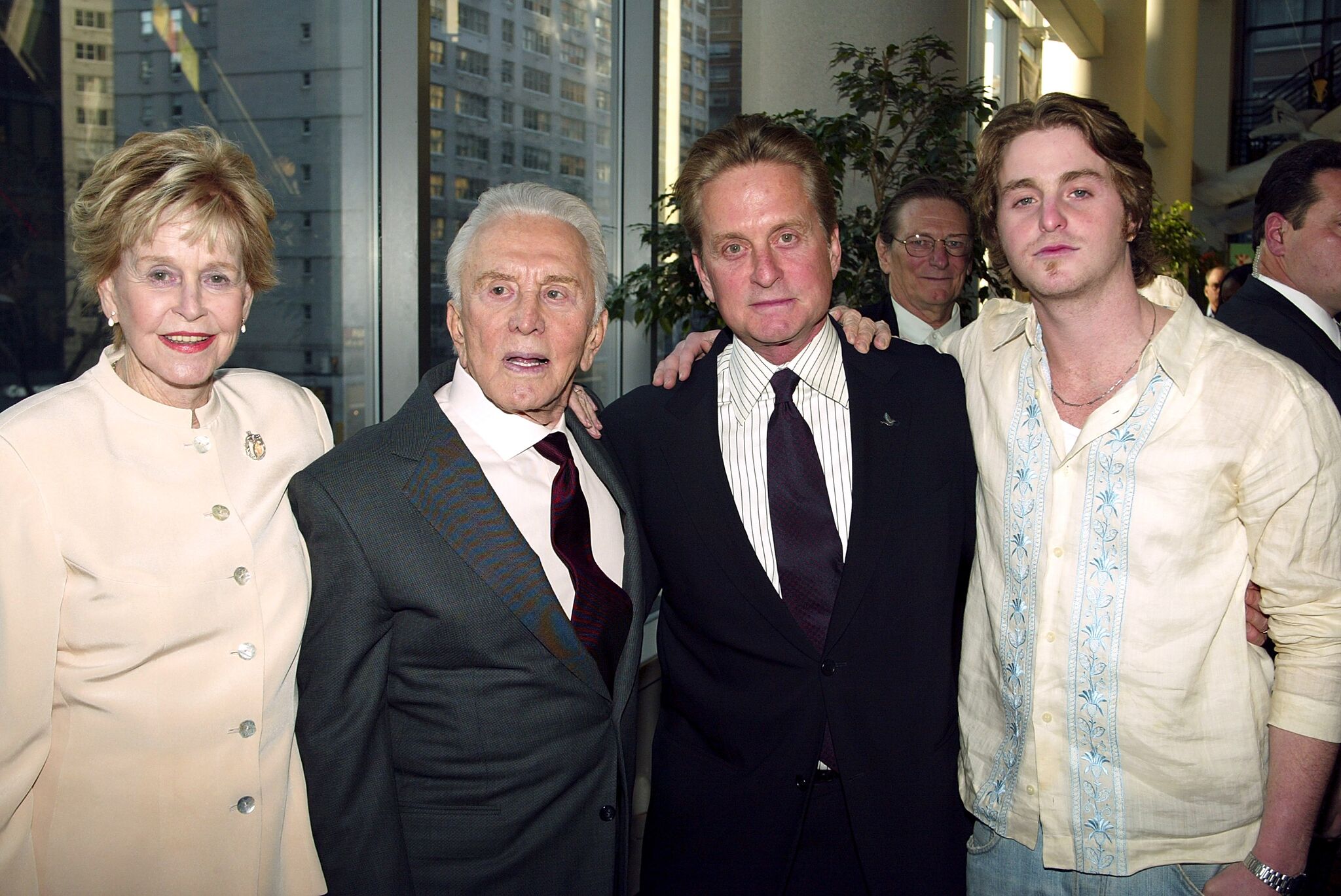 Diana Douglas Webster con Kirk Douglas, Michael Douglas y Cameron Douglas en 2003. │Foto: Getty Images