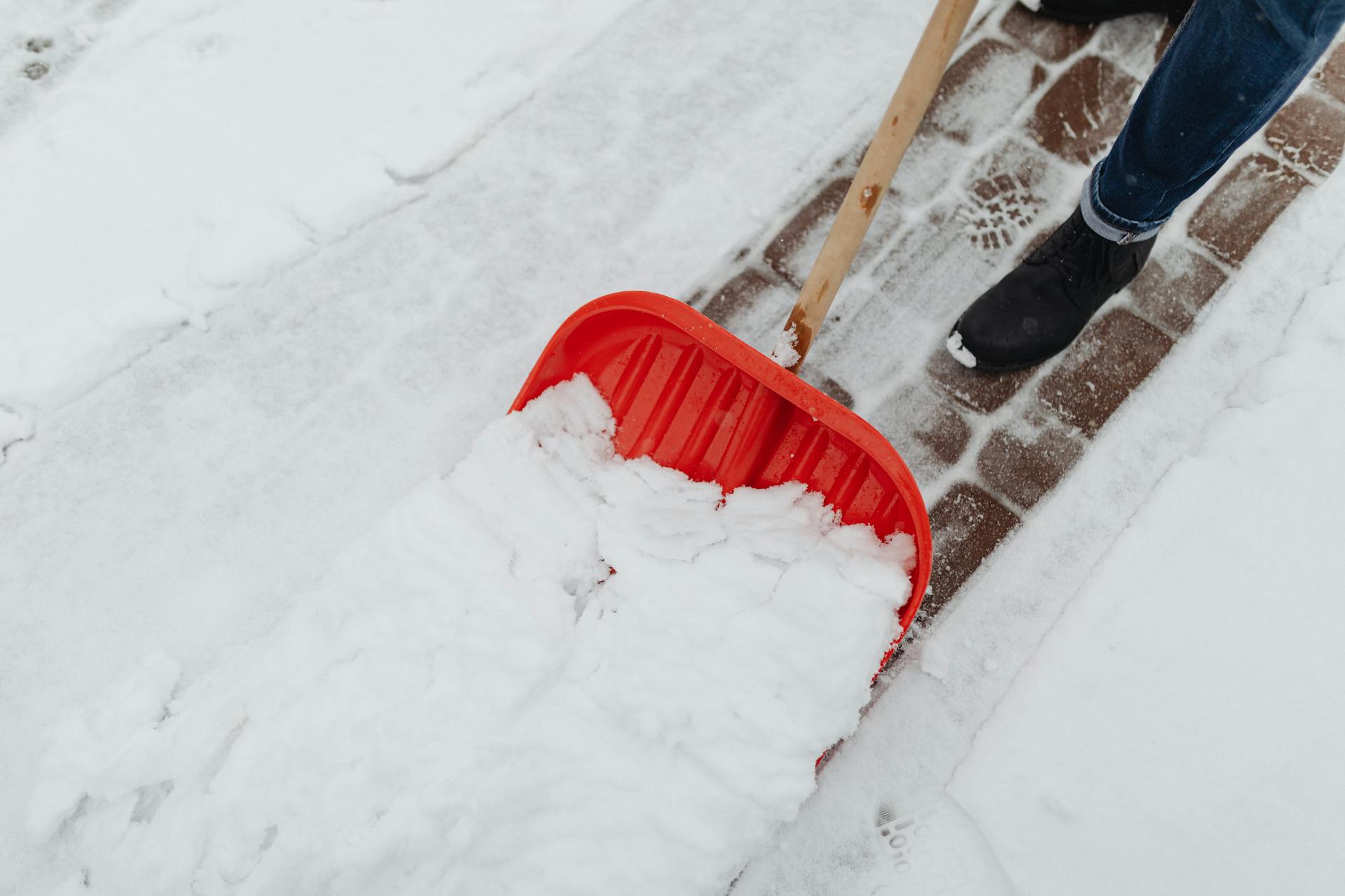 Una persona quitando nieve | Fuente: Pexels