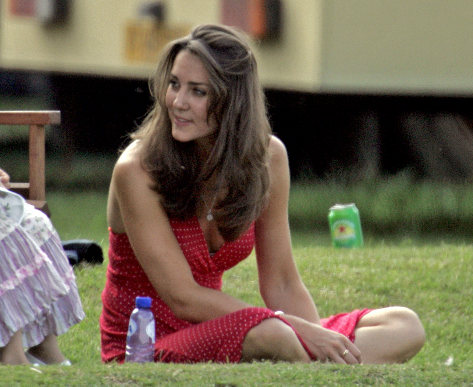 Kate Middleton durante el partido de polo benéfico de la Copa Chakravarty, el 17 de junio de 2006, en Richmond, Inglaterra. | Fuente: Getty Images