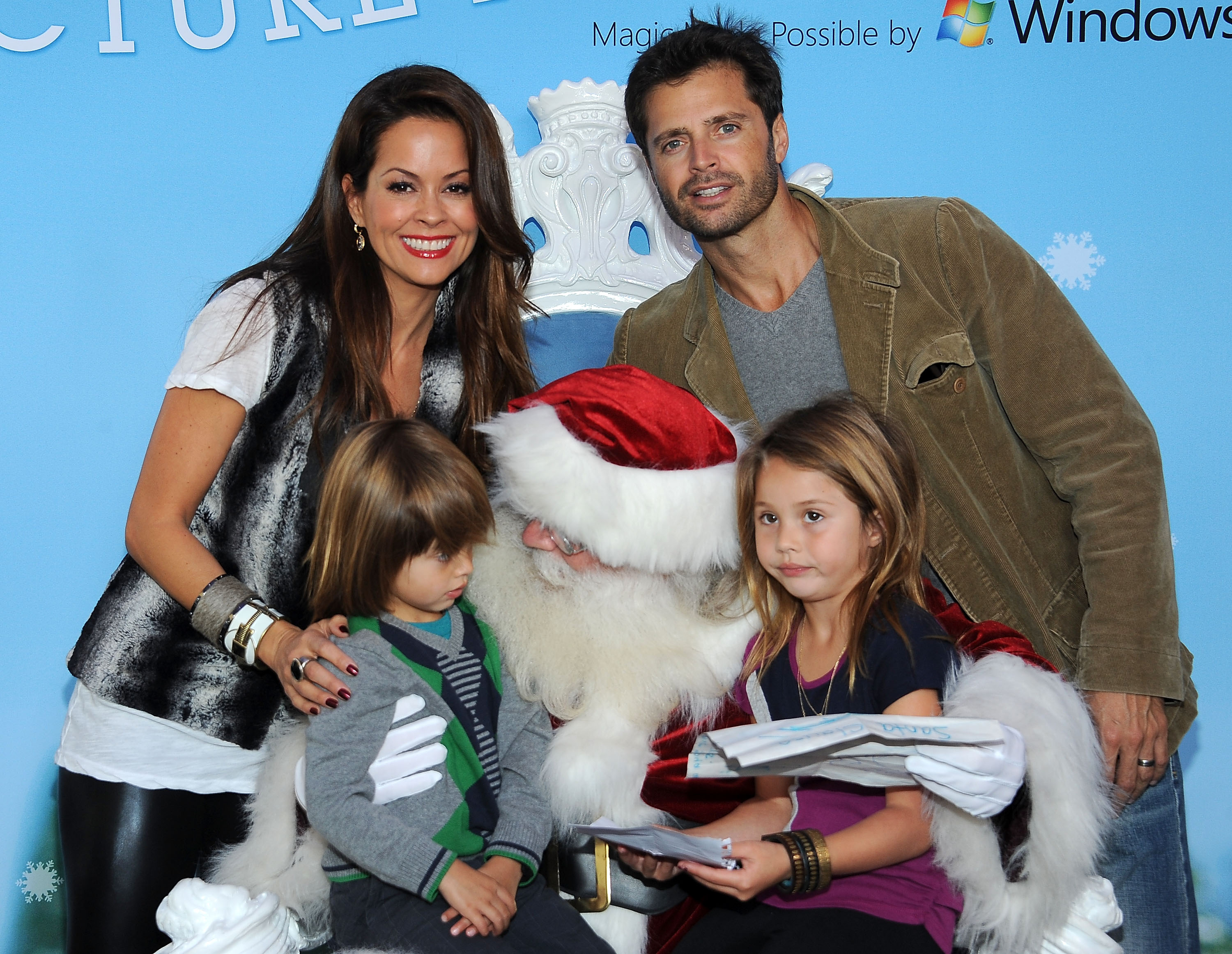 Brooke Burke, Shaya, Rain y David Charvet posan con Papá Noel el 23 de noviembre de 2011, en Century City, California | Fuente: Getty Images