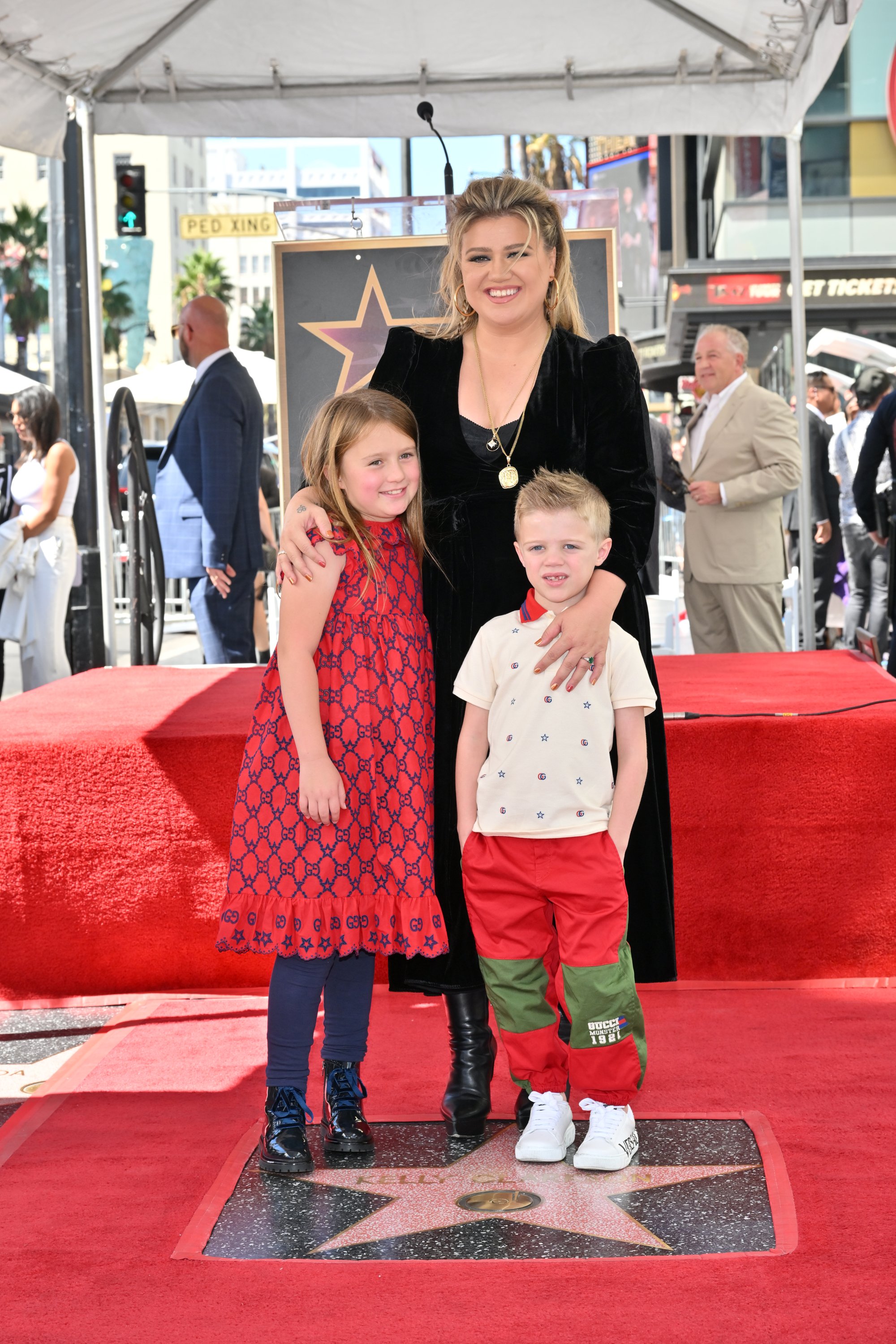 Kelly Clarkson y sus hijos River Rose y Remington Alexander Blackstock en el Paseo de la Fama de Hollywood en 2022 | Foto: Getty Images