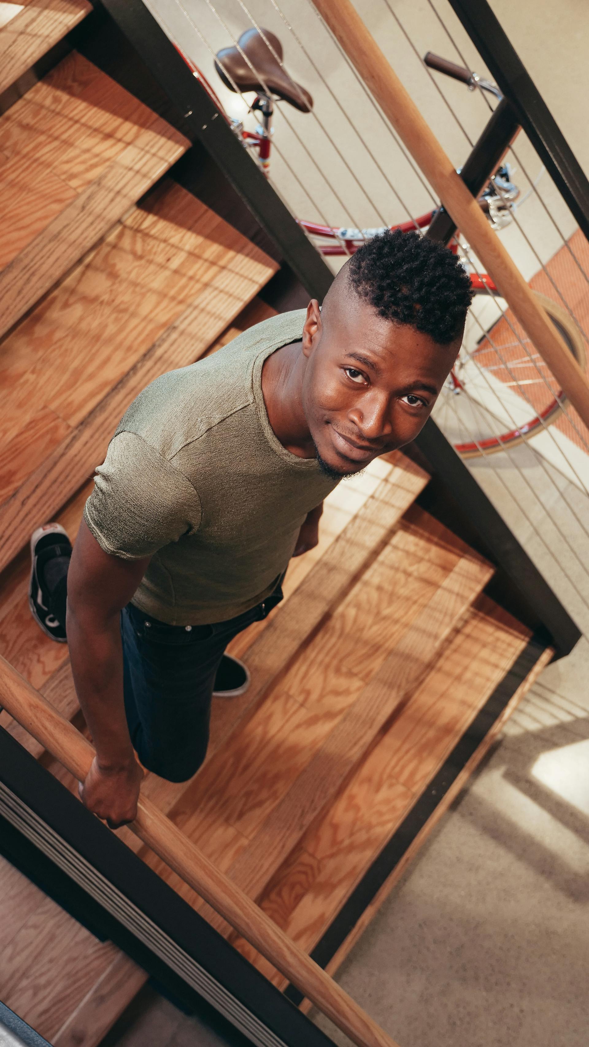 Un hombre feliz bajando las escaleras | Fuente: Pexels
