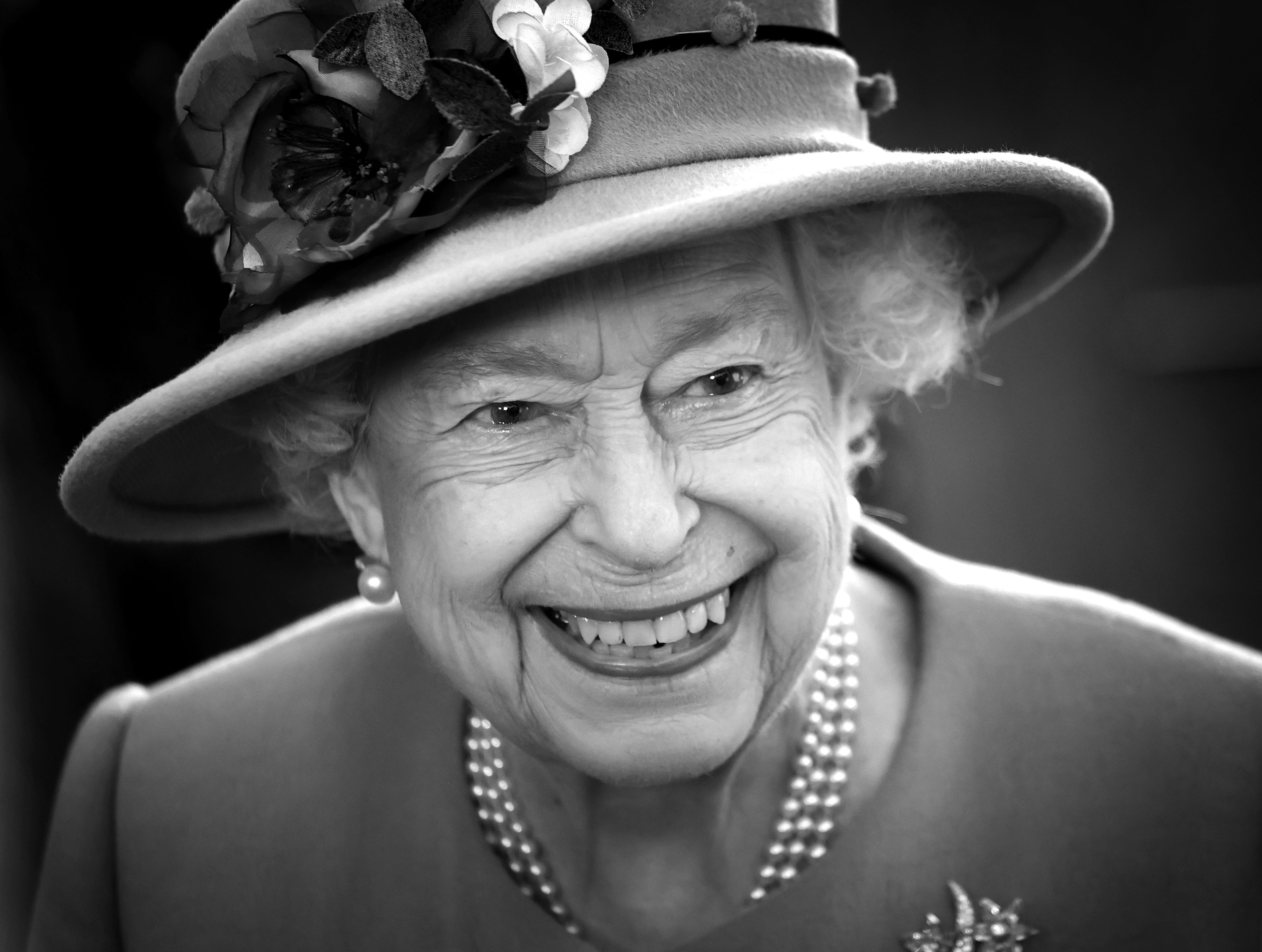 La reina Elizabeth II asiste a la ceremonia de apertura de la sexta sesión del Senedd en The Senedd el 14 de octubre de 2021. | Foto: Getty Images